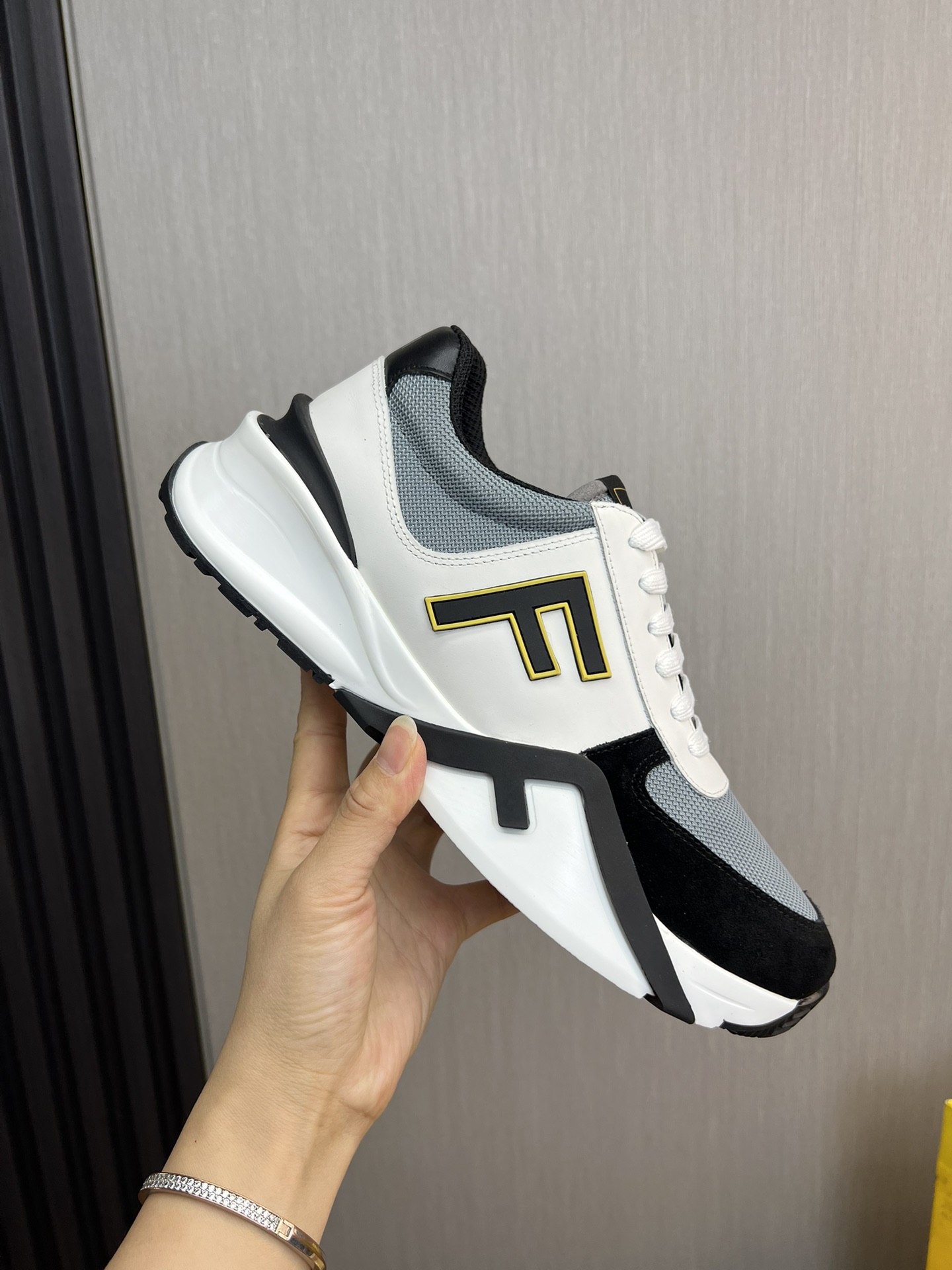 Factory precio 290Fendi [Fendi] explosión enumerados moda casual zapatos de los hombres que utilizan