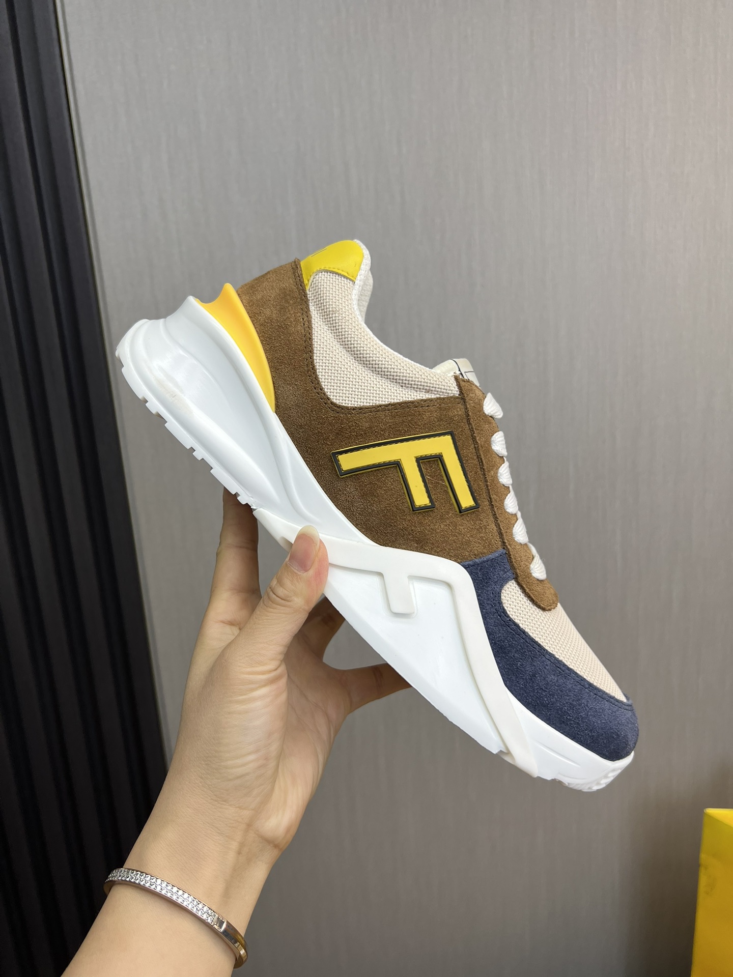 Factory precio 290Fendi [Fendi] explosión enumerados moda casual zapatos de los hombres que utilizan