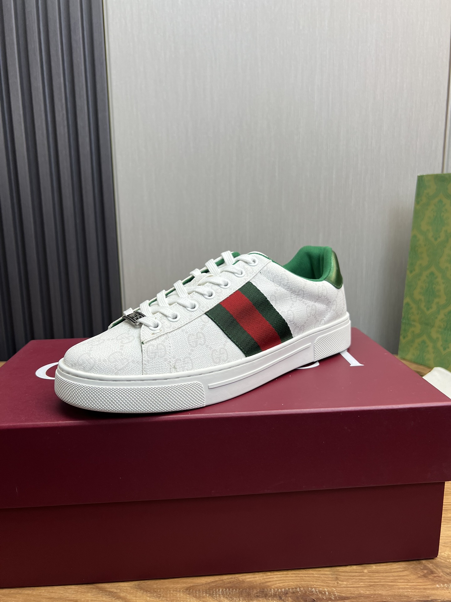 NO:350732,GUCCI Guqi. Classic hot white shoes are sold all year round. Standard size women's size 35-40 men's size 38-44 (women's 340 men's 45 can be customized) The same style on the official website. Original single quality Material original leather Original cowhide inner original cowhide latex insole Original outsole Style category Couple casual sneakers Lace-up white shoes series Young and fashionable Random matching Comfortable feet!  ,,sneakers,cowhide19860909ＧＵＣＣＩ古奇.经典爆款小白鞋常年热卖 标准码女码35-40男码38-44（女340 男45可定做） 等级官网同款 原单品质 材料原版皮 原版牛皮内里 原版牛皮乳胶鞋垫 原版大底 款式类别情侣休闲运动鞋 系带款小白鞋系列 年轻时尚 随意搭配 脚感舒适！,,sneakers,cowhide,Men's shoes