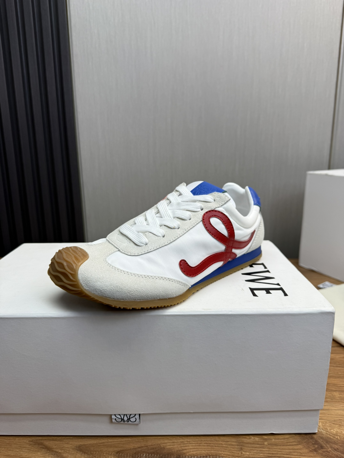 NO:274851,LOEWE 25ss Early Spring Forrest Gump Shoes, Destoring Shoes, Sports Shoes, the fastest purchase of original versions on the entire network, Luo Yiwei color-blocking sports shoes!  The minimalist style is really perfect and versatile!  Just wear it easily and the shoes are very high-end and light!  No pressure to go shopping!  The biggest feature of this shoe is invincible and comfortable to wear, it is light and has no weight-bearing feeling. It does not require a running-in period, so comfortable that you feel like you are not wearing shoes. You are an old friend when you wear it. The upper is frosted leather splicing fabric inner sheepskin TPU combination sole SIZE 35-43,,loewe,loewe,sneakers,sheepskin19860909LOEWE 25ss早春阿甘鞋 德训鞋 运动鞋 全网最快购入原版开发 罗意威拼色运动鞋！极简风格真的做到极致、实在太百搭！随便穿搭就可以很高级、鞋子很轻便！逛街暴走无压力！这鞋最大特点上脚无敌舒适、穿起来很轻盈没有负重感,无需磨合期、舒适到让你感觉没穿鞋一样、上脚就是老朋友, 鞋面 磨砂皮拼接织布 内里绵羊皮 TPU组合鞋底 SIZE 35-43,,loewe,loewe,sneakers,sheepskin,Men's shoes