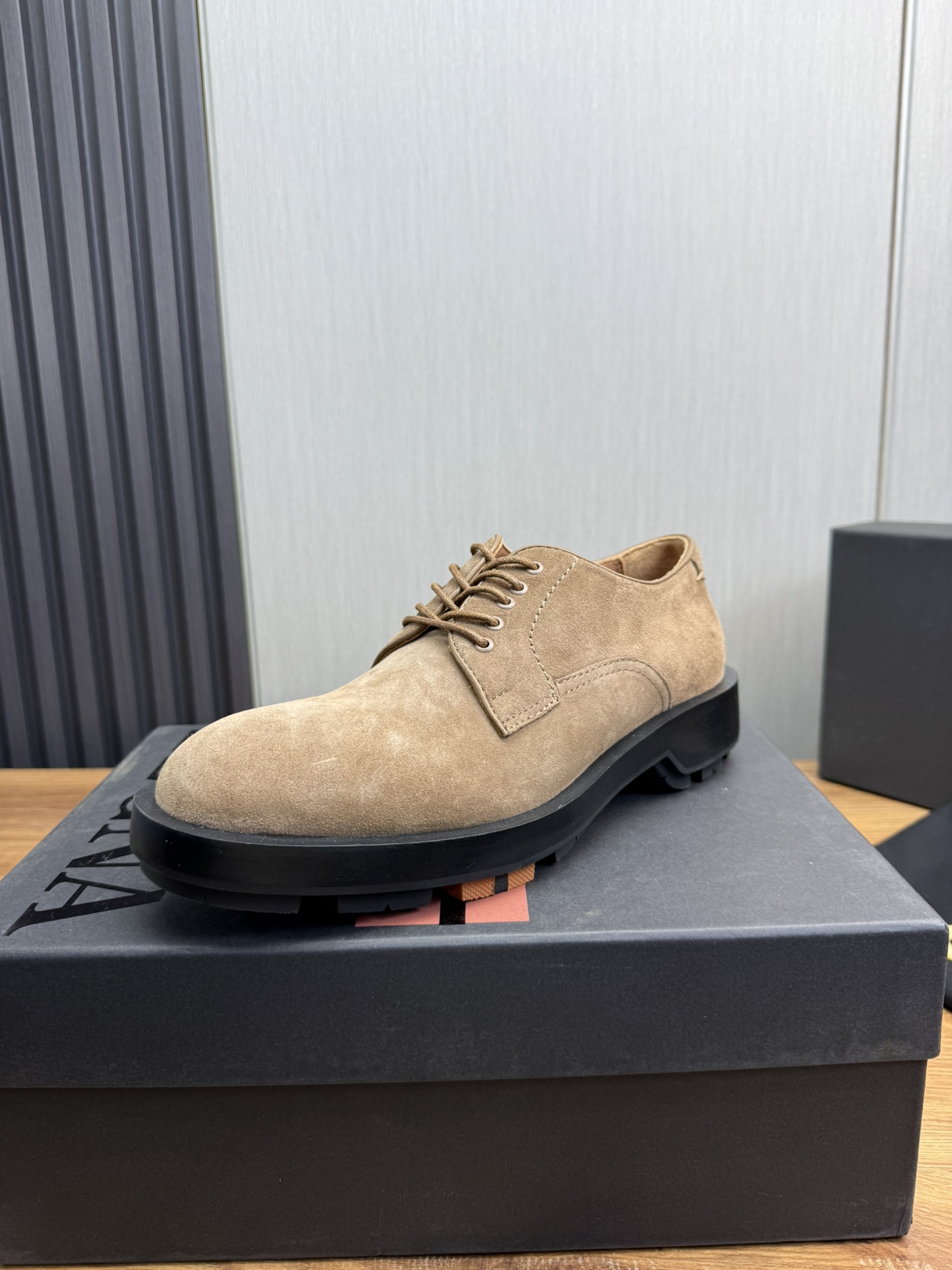 NO:272635,Zegn. Black Handmade UDine Derby Shoes This black Udine casual shoes are made of hand-polished calfskin and are equipped with a modern round toe toe, providing harmonious matching items for an elegant wardrobe. The grooved outsole adds a rustic temperament to suits or formal trousers, and innovatively interprets exquisite men's clothing without losing their personality. Imported cowhide   cowhide inner Size: 39-44 (custom made in 38.45), zegna, business suit, cowhide19860909Zegn杰尼.黑色手工UDine德比鞋 这款黑色 Udine 休闲鞋以手工抛光小牛皮制成,配备富有现代气息的圆形鞋头,为优雅衣橱呈献和谐相配的单品.沟纹外底为西装或正装长裤增添质朴气质,创新演绎精致男装,不失个性风范. 进口牛皮 牛皮内里 Size:39-44（38.45订做）,,zegna,business suit,cowhide,Men's shoes