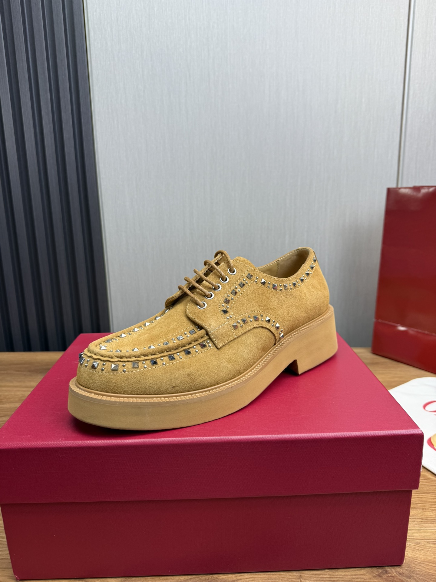 NO:272609,VALENTIN* Warren GENTLEGLAM loafer size; 39~44 (38.45. Customized) Top layer of frosted cowhide (calfskin) Rubber foam sole, good-looking but not bulky!  Men's calfskin loafers, decorated with mini fashion rivets, valentino, valentino, loafers, cowhide19860909VALENTIN* 华伦 GENTLEGLAM乐福鞋 size；39~44（38.45.定制） 头层磨砂牛皮（小牛皮） 橡胶发泡鞋底 ,好看不笨重！ 男士小牛皮乐福鞋,饰以迷你时尚铆钉,,valentino,valentino,loafers,cowhide,Men's shoes