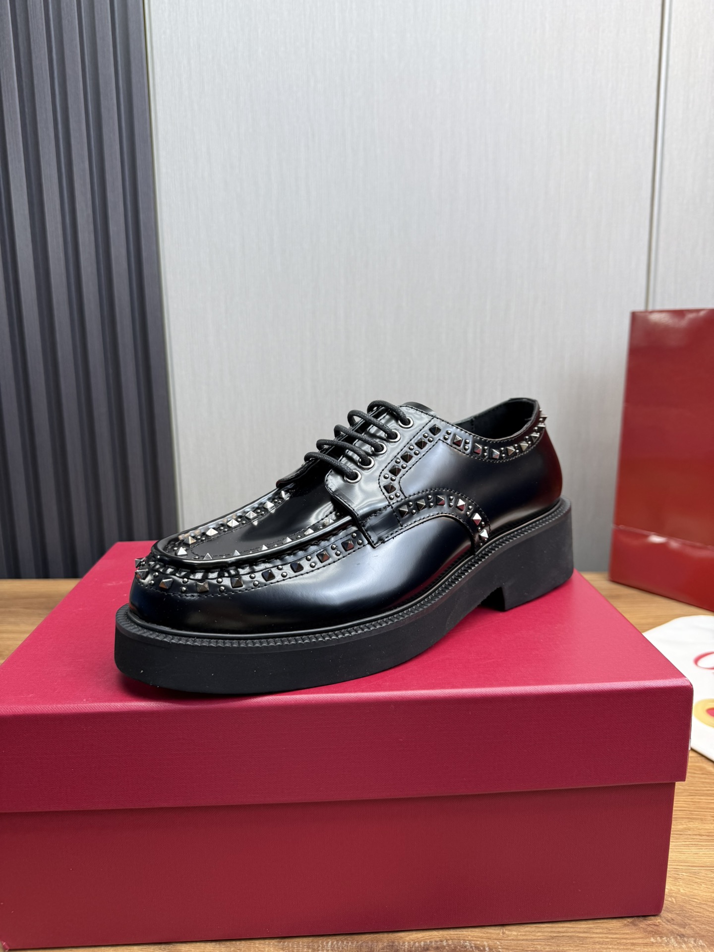 NO:272612,VALENTIN* Warren GENTLEGLAM loafer size; 39~44 (38.45. Customized) Top-layer beaded cowhide (calfskin) Rubber foam sole, good-looking but not bulky!  Men's calfskin loafers, decorated with mini fashion rivets, valentino, valentino, loafers, cowhide19860909VALENTIN* 华伦 GENTLEGLAM乐福鞋 size；39~44（38.45.定制） 头层开边珠牛皮（小牛皮） 橡胶发泡鞋底 ,好看不笨重！ 男士小牛皮乐福鞋,饰以迷你时尚铆钉,,valentino,valentino,loafers,cowhide,Men's shoes