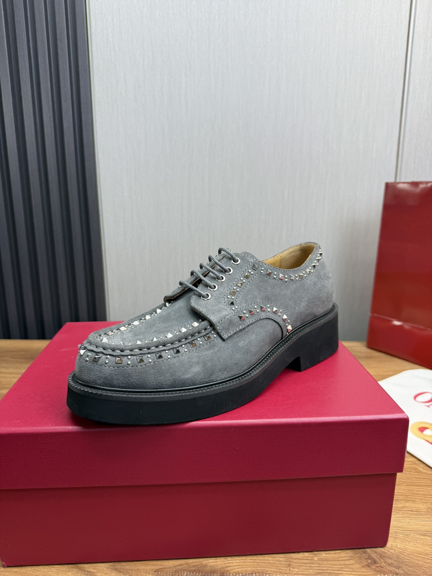 NO:272615,VALENTIN* Warren GENTLEGLAM loafer size; 39~44 (38.45. Customized) Top layer of frosted cowhide (calfskin) Rubber foam sole, good-looking but not bulky!  Men's calfskin loafers, decorated with mini fashion rivets, valentino, valentino, loafers, cowhide19860909VALENTIN* 华伦 GENTLEGLAM乐福鞋 size；39~44（38.45.定制） 头层磨砂牛皮（小牛皮） 橡胶发泡鞋底 ,好看不笨重！ 男士小牛皮乐福鞋,饰以迷你时尚铆钉,,valentino,valentino,loafers,cowhide,Men's shoes