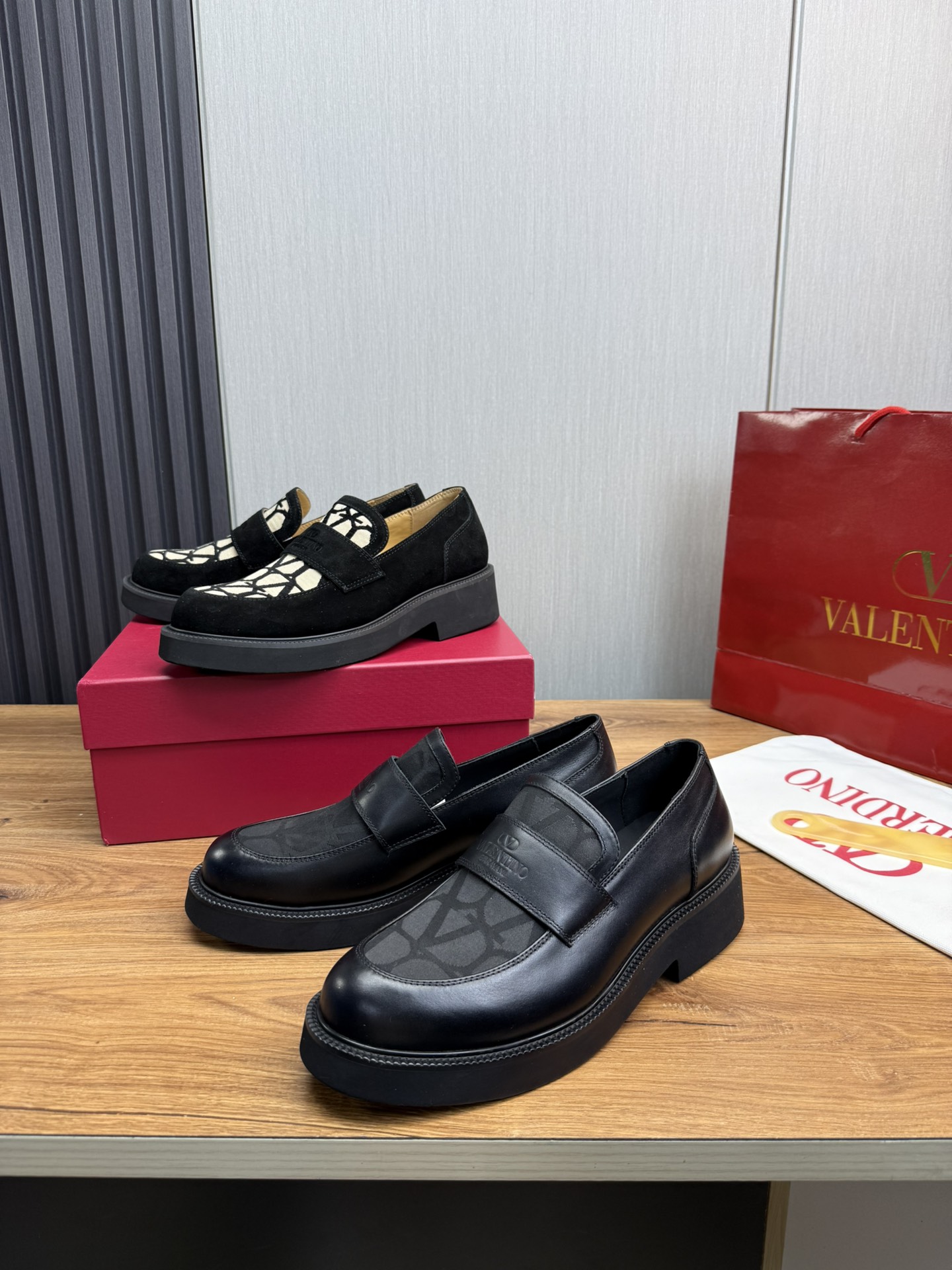 NO:272618,VALENTIN* Warren GENTLEGLAM loafer size; 39~44 (38.45. Customized) First layer cowhide (calfskin) Rubber foam sole, good-looking but not bulky!  Men's fashionable calfskin loafers, valentino, valentino, loafers, cowhide19860909VALENTIN* 华伦 GENTLEGLAM乐福鞋 size；39~44（38.45.定制） 头层牛皮（小牛皮） 橡胶发泡鞋底 ,好看不笨重！ 男士时尚小牛皮乐福鞋,,valentino,valentino,loafers,cowhide,Men's shoes