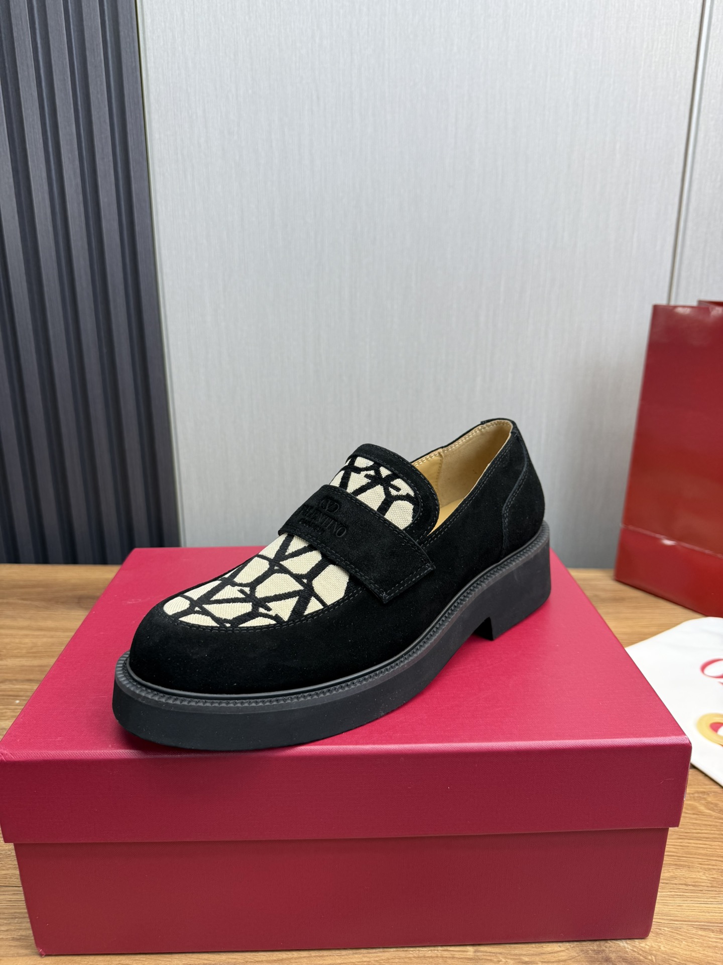 NO:272621,VALENTIN* Warren GENTLEGLAM loafer size; 39~44 (38.45. Customized) Top layer of frosted cowhide (calfskin) Rubber foam sole, good-looking but not bulky!  Men's fashionable calfskin loafers, valentino, valentino, loafers, cowhide19860909VALENTIN* 华伦 GENTLEGLAM乐福鞋 size；39~44（38.45.定制） 头层磨砂牛皮（小牛皮） 橡胶发泡鞋底 ,好看不笨重！ 男士时尚小牛皮乐福鞋,,valentino,valentino,loafers,cowhide,Men's shoes