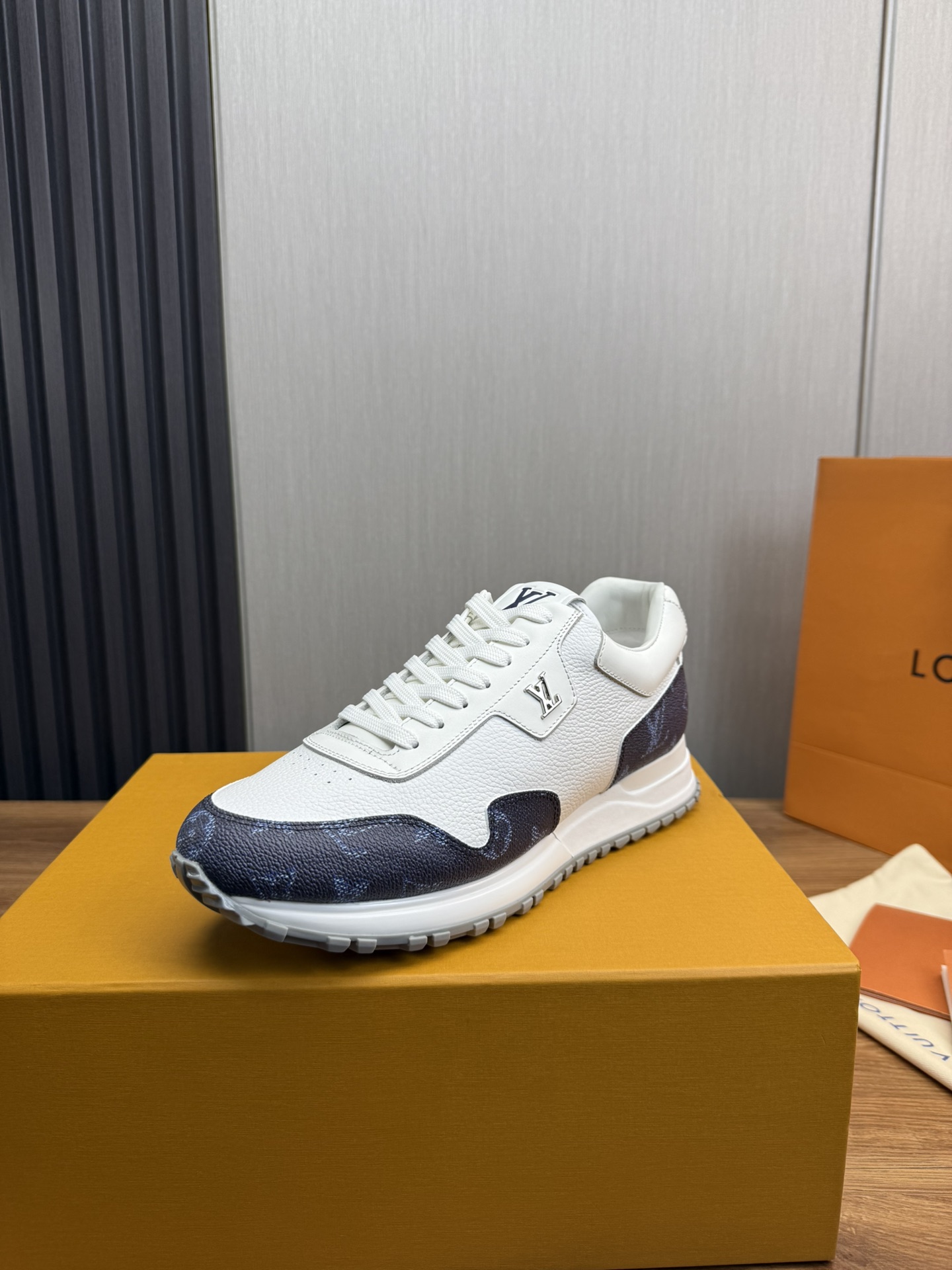 NO:346802,LV top-level purchasing agents are coming, super popular sneakers are available all year round ♂ Counter synchronization The upper is imported cowhide, the complex craftsmanship is perfectly replicated, imported soft mesh inner lining + cowhide mat, the must-have single product sole of the original factory is specially supplied with original sole, size 38-44 (45 customized),,louis vuitton,sneakers,cowhide19860909LV顶级代购爆款来袭,超人气运动鞋 常年有货♂ 专柜同步 鞋面原版进口牛皮,复杂工艺完美复刻,进口柔软网布内里垫+牛皮垫脚 潮人必备单品鞋底原厂特供原版底,码数 38-44（45订做）,,louis vuitton,sneakers,cowhide,Men's shoes