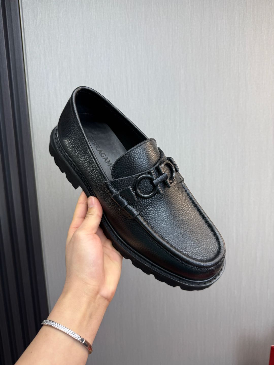 Ferragamo Men's Black Leather Loafers with Signature Buckle 9 i1735847271945 1296 0 10