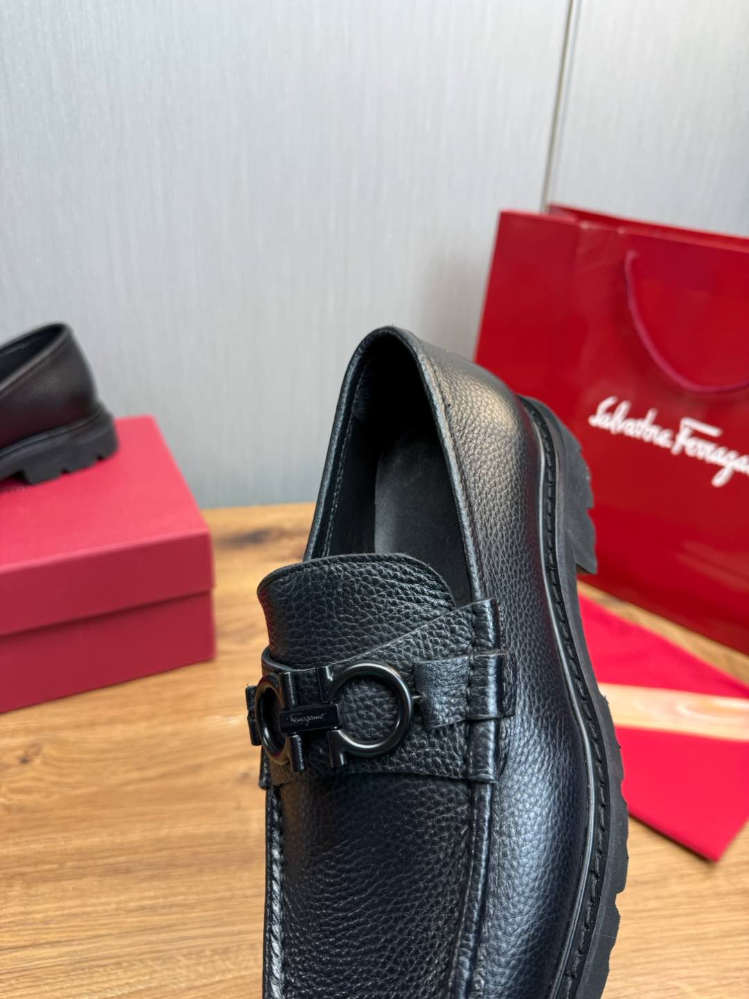 Ferragamo Men's Black Leather Loafers with Signature Buckle 10 i1735847271945 4903 0 6