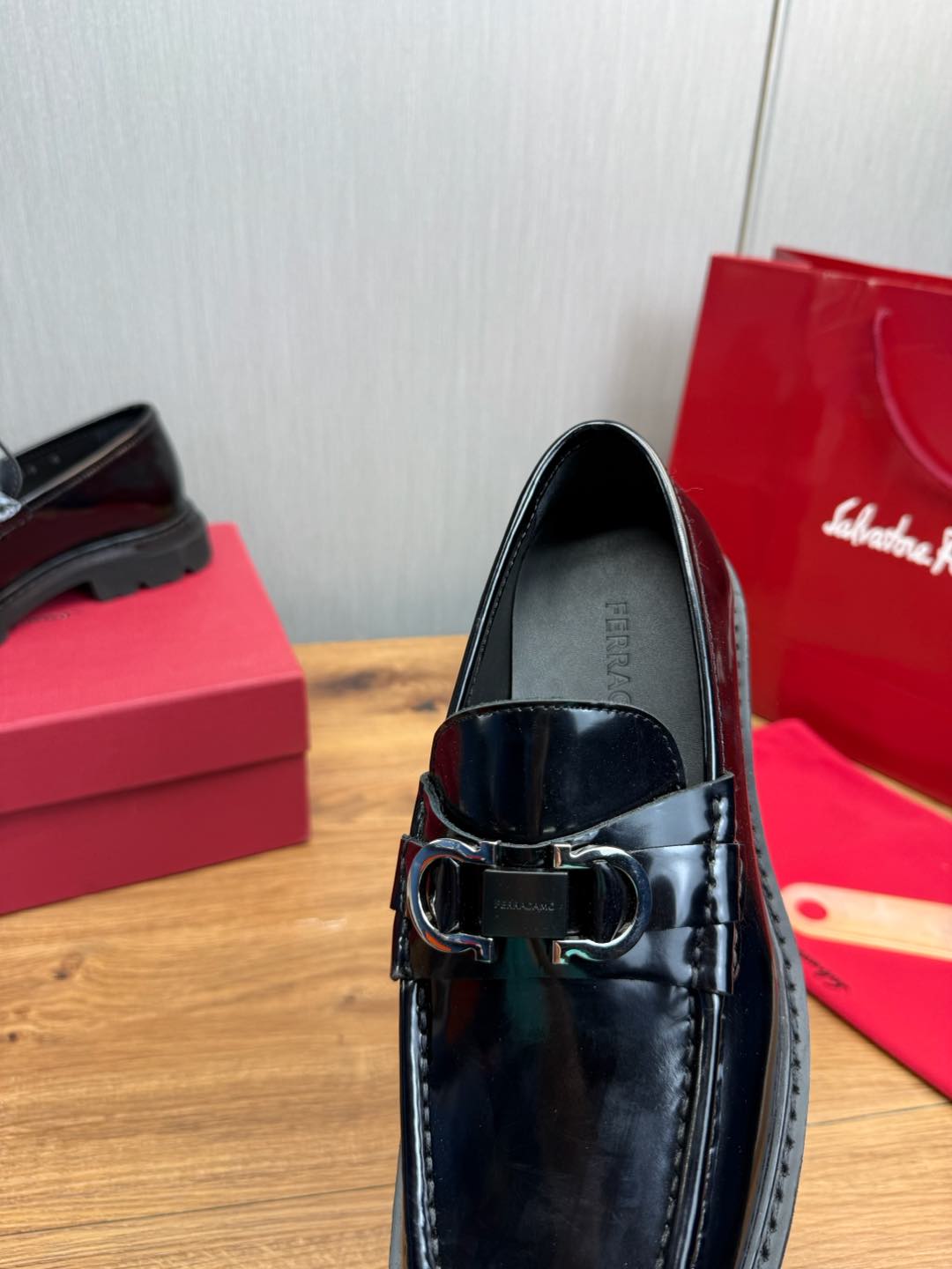 Ferragamo Men's Black Leather Loafers Business Casual Dress Shoes 10 i1735847598018 3451 0 8