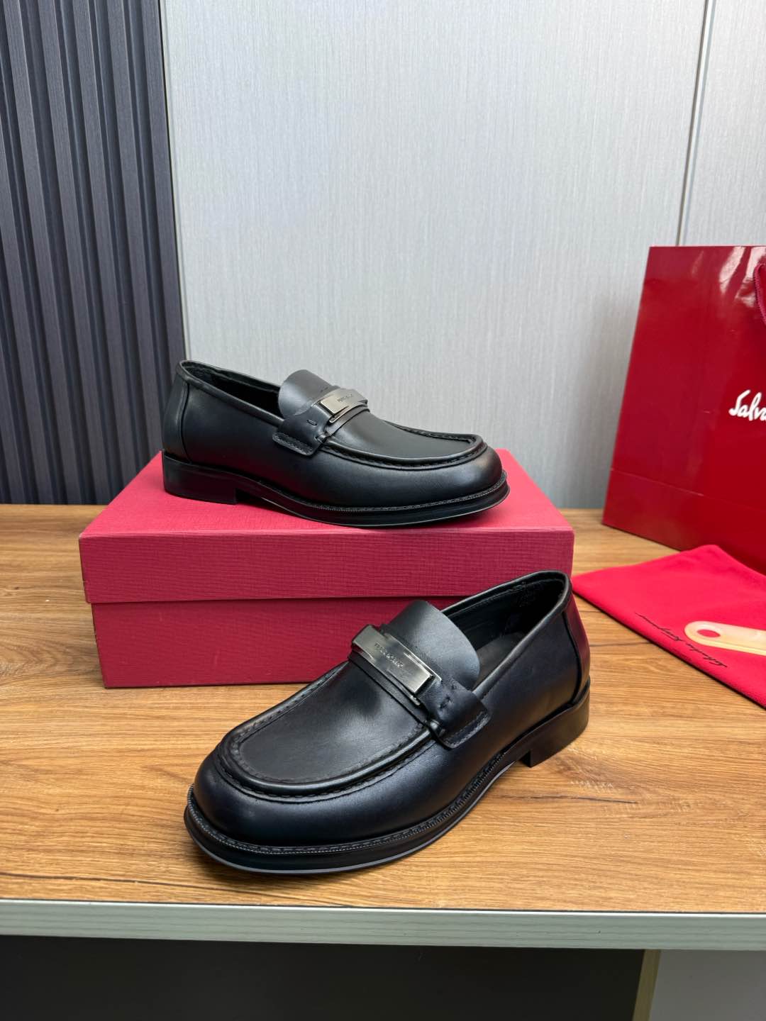 Ferragamo Men's Black Leather Loafers - Business Casual Dress Shoes 5 i1735847772573 9721 0 8