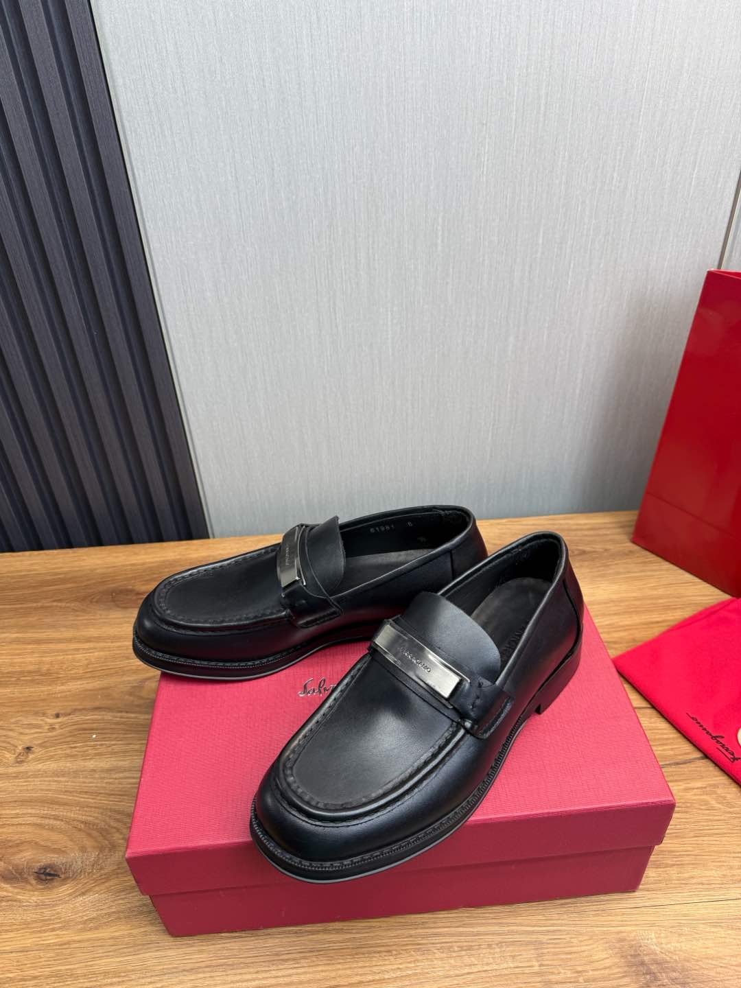 Ferragamo Men's Black Leather Loafers - Business Casual Dress Shoes 4 i1735847773046 5558 0 4