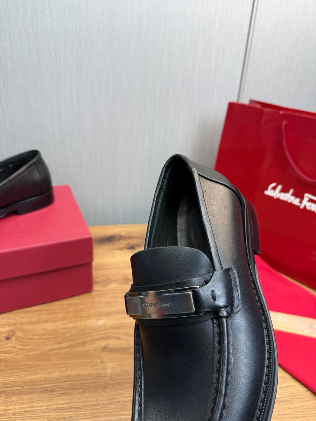Ferragamo Men's Black Leather Loafers - Business Casual Dress Shoes 10 i1735847773157 2958 0 9