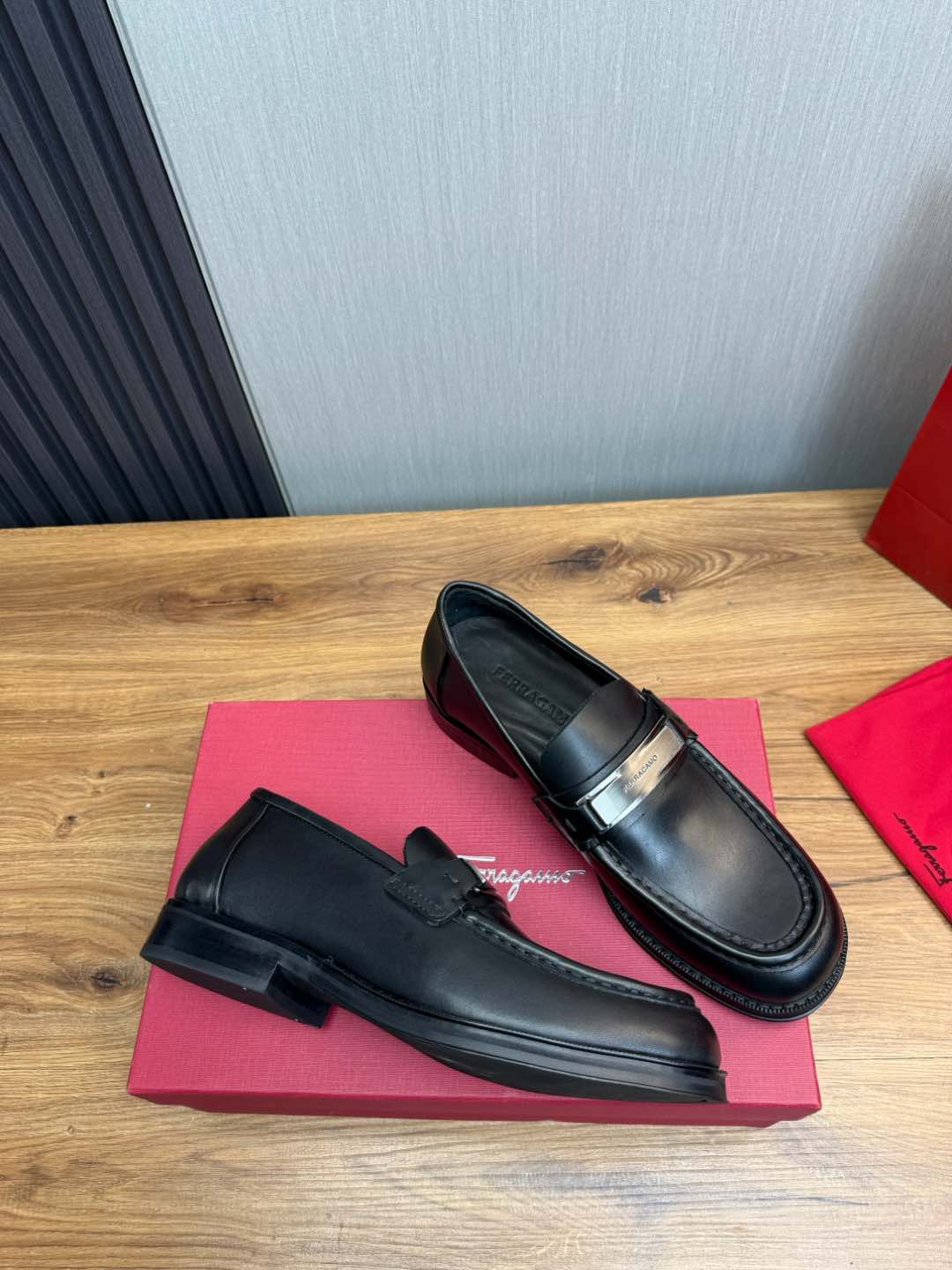 Ferragamo Men's Black Leather Loafers - Business Casual Dress Shoes 7 i1735847773516 529 0 5