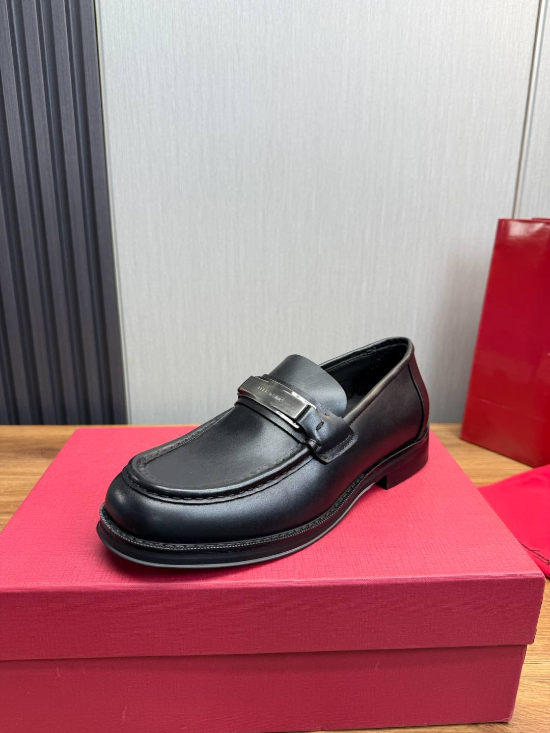 Ferragamo Men's Black Leather Loafers - Business Casual Dress Shoes 2 i1735847773916 3922 0 0
