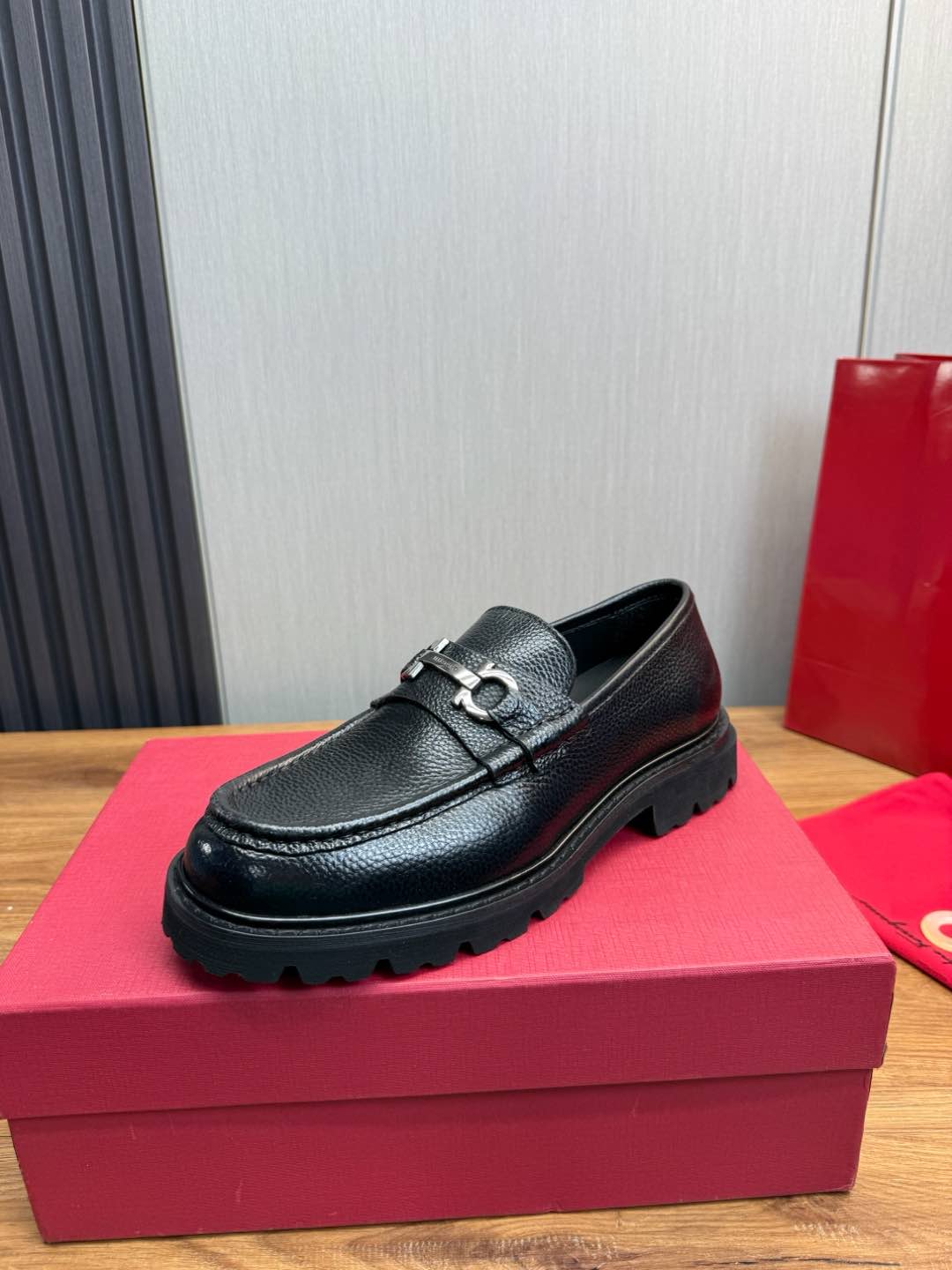 Ferragamo Men's Black Leather Loafers Business Casual Dress Shoes 5 i1735847909601 5447 0 11