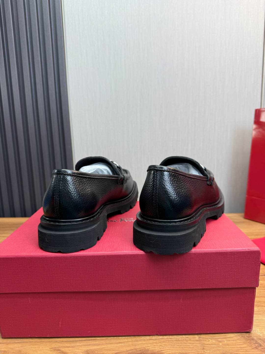 Ferragamo Men's Black Leather Loafers Business Casual Dress Shoes 6 i1735847909716 8490 0 7