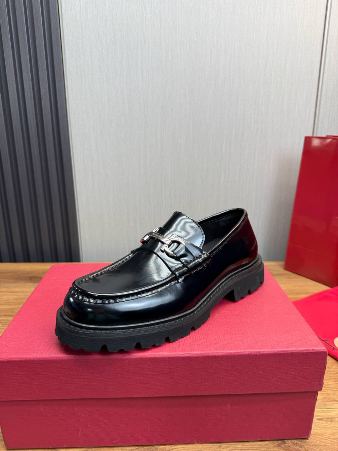 Ferragamo Men's Black Leather Loafers with Lug Sole,Business Casual Shoes 2 i1735847943161 3511 0 0