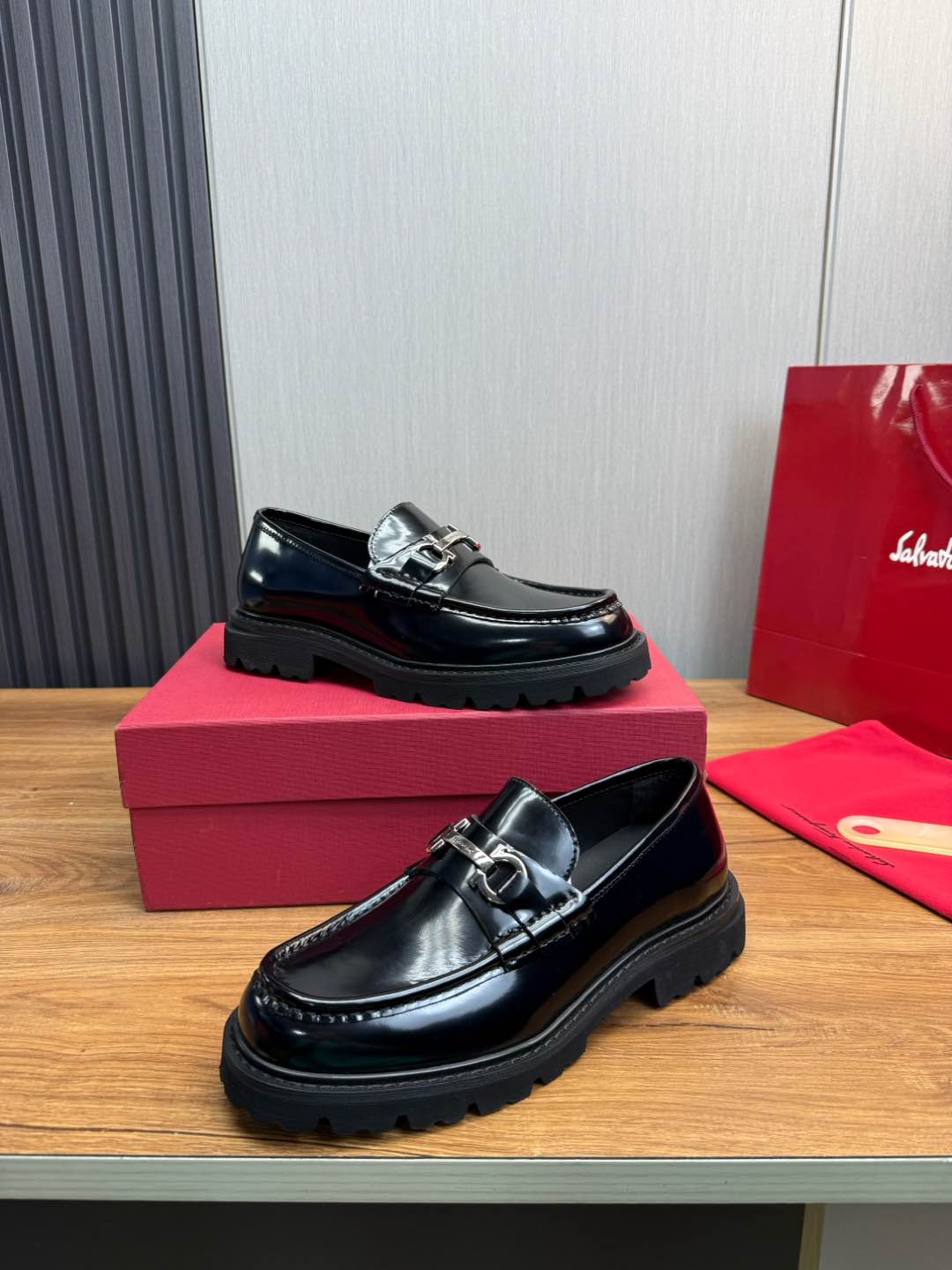 Ferragamo Men's Black Leather Loafers with Lug Sole,Business Casual Shoes 5 i1735847943630 8160 0 8