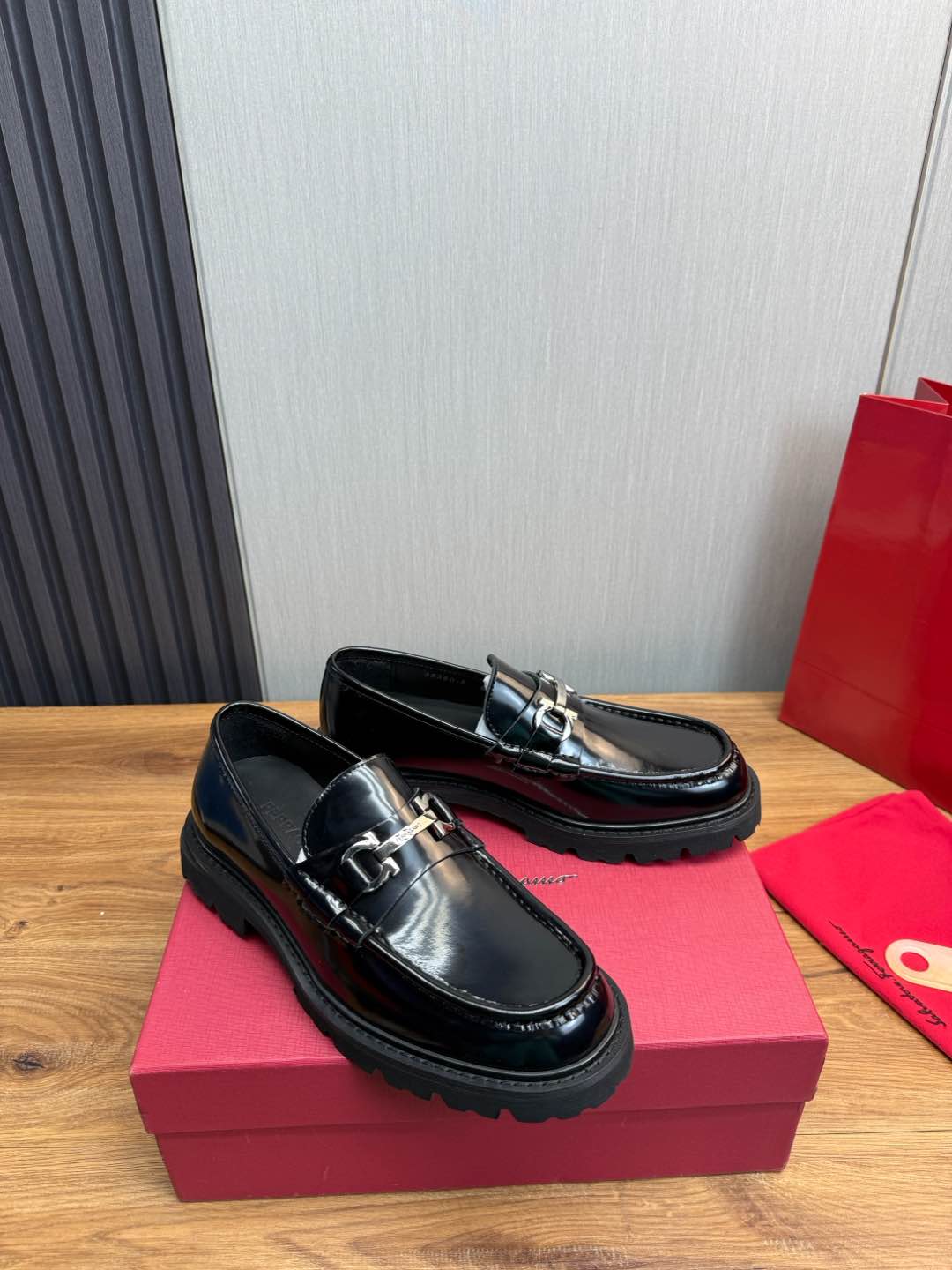 Ferragamo Men's Black Leather Loafers with Lug Sole,Business Casual Shoes 4 i1735847944190 4490 0 6