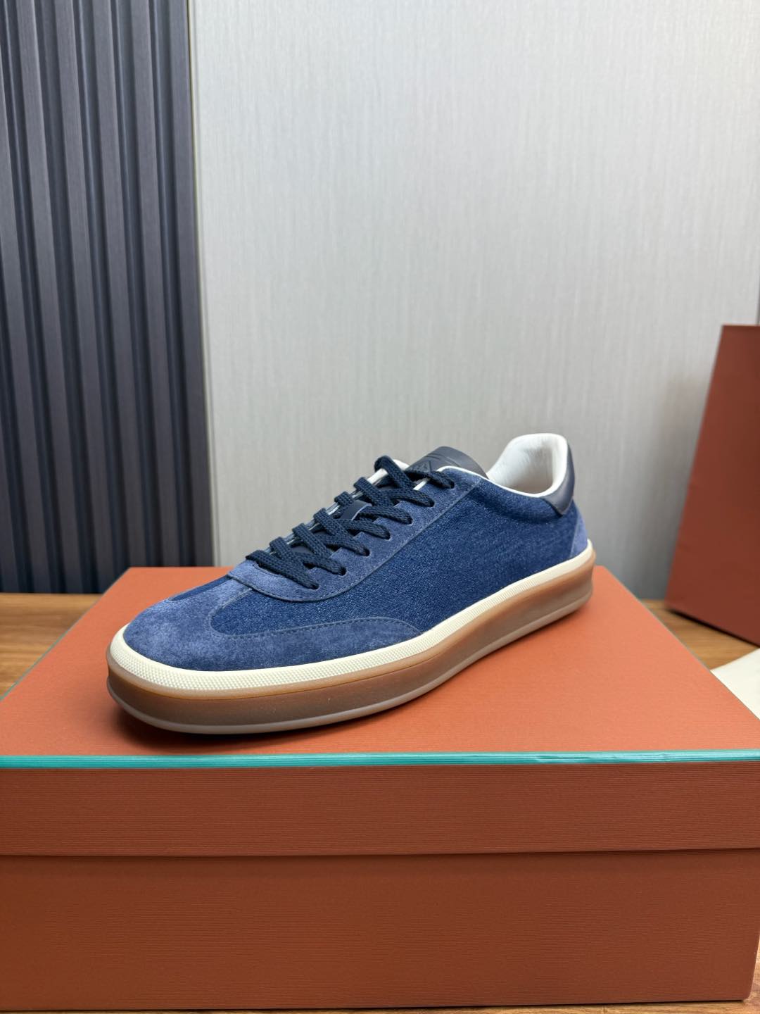 NO:270430,LP Home New Product LoroPian*/Nuoyou-Pianya Popular Men's Casual De Training Board Shoes LP Lace-up Casual Shoes!  It uses cowhide denim fabric, heel embossed logo, original molding, raw glue color translucent sole combination color strips add a line of modernity to the shoes. The overall shoes are refreshing and easy to match style, full cowhide inner footbed, and the original box packaging of the counter is equipped with a dust bag!  Standard counter number 39～44# (38.45. Custom made), loro piana, loro piana, cowhide19860909LP 家新品 LoroPian*/诺悠-翩雅 爆款男士休闲德训板鞋 LP系带休闲鞋！ 采用牛皮拼牛仔布面料,后跟饰logo压花 原版开模 生胶色半透明鞋底组合颜色沿条则更为鞋子添增了一线现代感,鞋子整体清清爽爽,易搭配风格,全牛皮内里垫脚,专柜原盒包装附防尘袋！ 标准专柜码数39～44#（38.45.定做）,,loro piana,loro piana,cowhide,Men's shoes