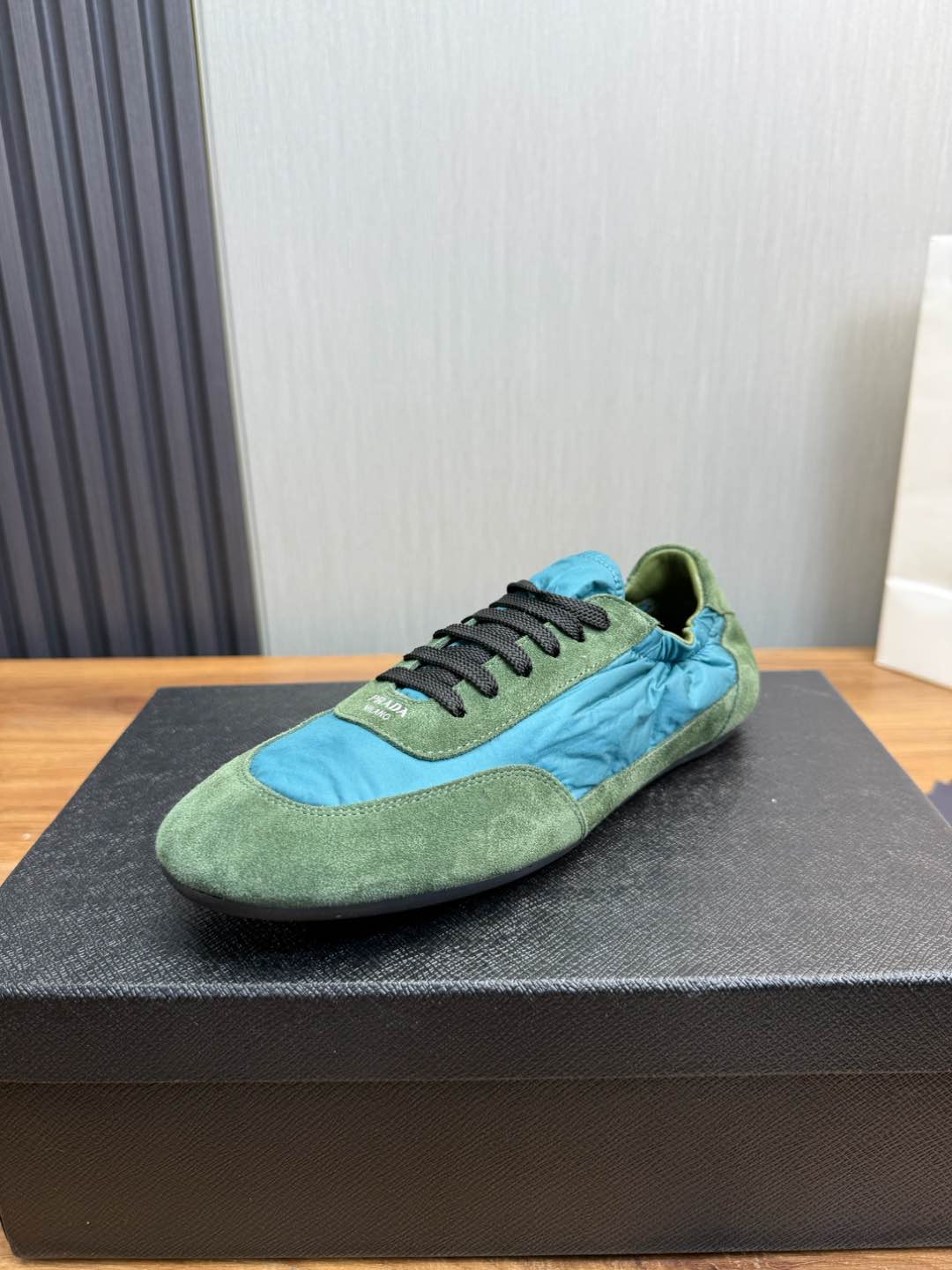 NO:270434,PRADA 2025 Early Spring Collapse New Couple Model Sports Shoes German Training Shoes Collapse The name is derived from its feature that can be easily put on and off with bare hands. The light and comfortable characteristics create a more relaxed and casual style, with a side elastic design, and can be worn both!  Super comfortable catwalk sneakers, as thin as ballet shoes, as comfortable as sneakers, as comfortable as sneakers, and super lightweight Fabric Frosted cowhide nylon cloth Foot pad Silk cowhide Foot pad size Women's size 35/40 Men's size 39/45,,prada,prada,sneakers,cowhide19860909PRADA普拉达2025早春Collapse新款 情侣款 运动鞋 德训鞋 Collapse 之名正是源自它可轻松徒手穿脱的特色～轻盈舒适的特性打造更加松弛随性感,侧帮弹力设计、可两穿！超舒服的走秀款运动鞋,像芭蕾舞鞋一样的轻薄 像运动鞋一样舒服上脚舒适超轻 面料 磨砂牛皮拼接尼龙布 垫脚丝绸牛皮垫脚 size女码35/40 男码39/45,,prada,prada,sneakers,cowhide,Men's shoes