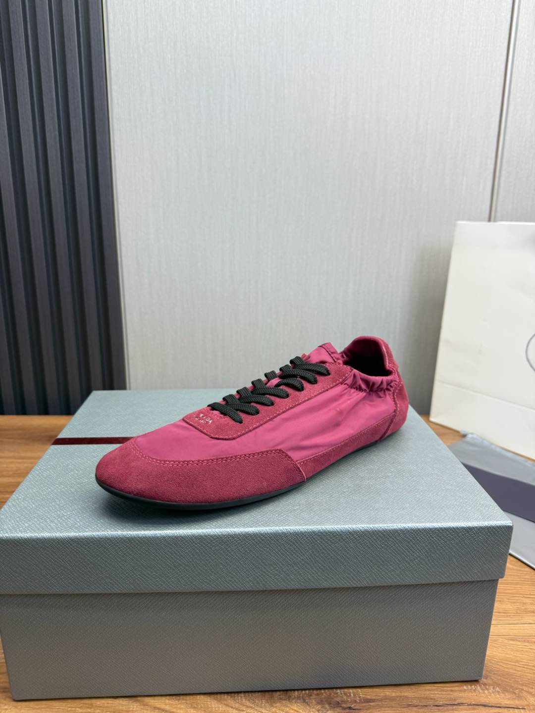 NO:270650,Men's PRADA Prada 2025 Early Spring Collapse new sports shoes German training shoes Collapse is the name of Collapse because it can be easily put on and off with bare hands. Its light and comfortable characteristics create a more relaxed and casual style, with a side elastic design, and can be worn both!  Super comfortable catwalk sneakers, as thin as ballet shoes, as comfortable as sneakers, as comfortable as footwear, ultra-light fabric, frosted cowhide spliced ​​nylon cloth, footbed cowhide, men's size 38-45,,prada,prada,sneakers,cowhide19860909男款 PRADA普拉达2025早春Collapse新款 运动鞋 德训鞋 Collapse 之名正是源自它可轻松徒手穿脱的特色～轻盈舒适的特性打造更加松弛随性感,侧帮弹力设计、可两穿！超舒服的走秀款运动鞋,像芭蕾舞鞋一样的轻薄 像运动鞋一样舒服上脚舒适超轻 面料 磨砂牛皮拼接尼龙布 垫脚牛皮垫脚 男码38-45,,prada,prada,sneakers,cowhide,Men's shoes