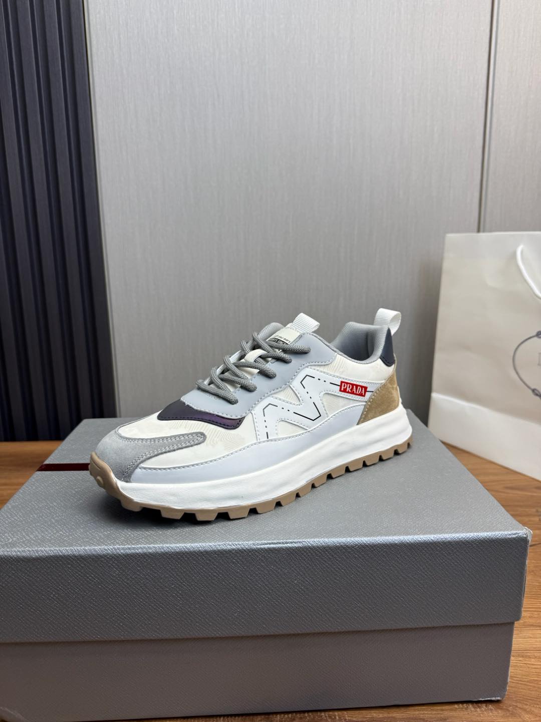 NO:270644,Prada. New products are coming to be a must-have for men with fashion, big brand style, material upper imported cowhide splicing fabric   breathable mesh inner lining, wear-resistant rubber sole, 39-44,,prada,cowhide19860909普拉达.新品来袭时尚潮男必备,大牌风范, 材料鞋面进口牛皮拼接面料 透气网内里,耐磨橡胶大底,39-44,,prada,cowhide,Men's shoes