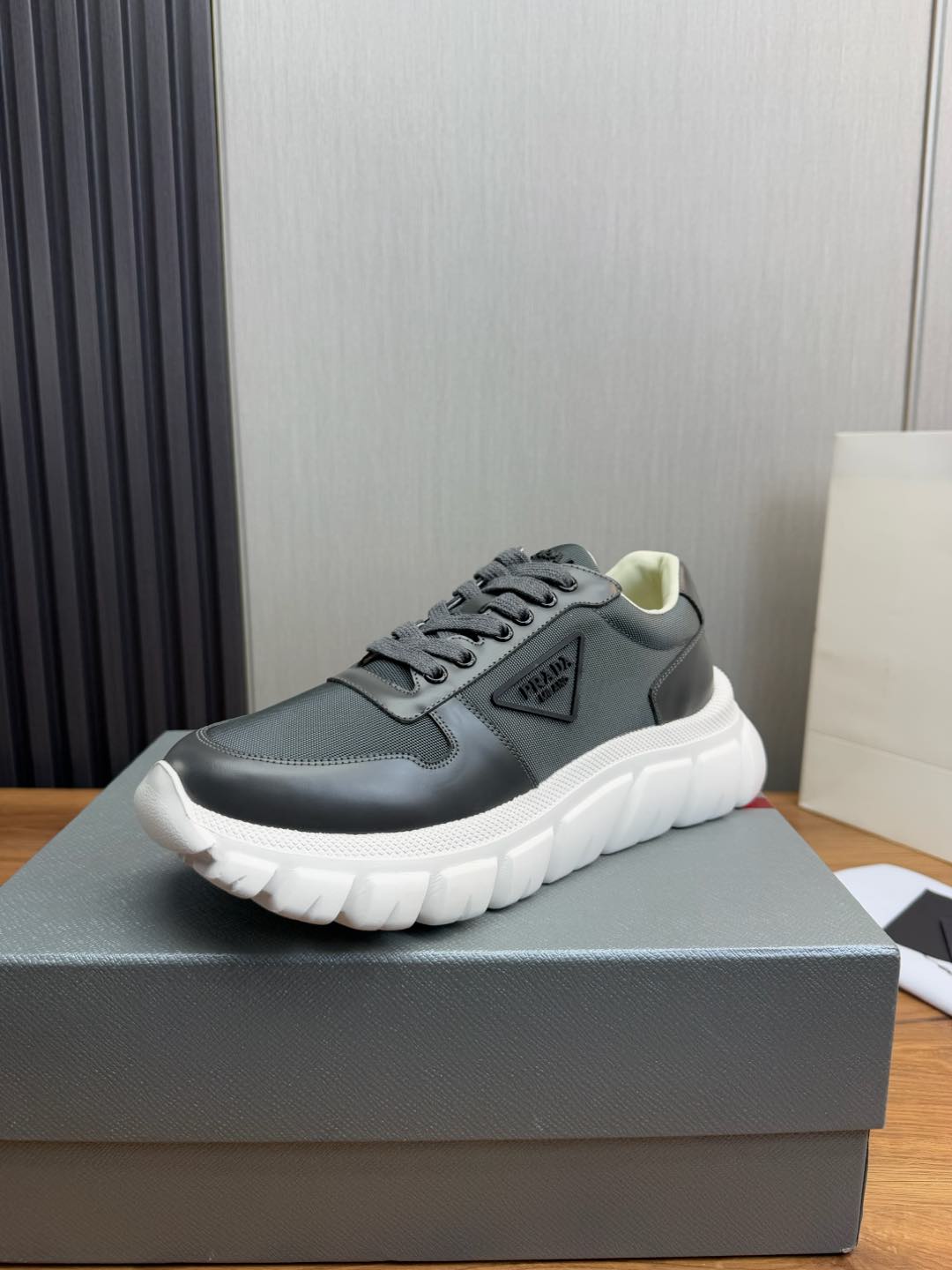 NO:270782,【PRADA】Prada. The official website is coming, the counter is released at 1:1 in a simultaneous original configuration, imported original cowhide splicing and imported mesh cloth, classic layout sports master, imported water-dyed cowhide inner pad, original sole factory special original sole is super comfortable, high quality, can enter and exit the counter at will, welcome to compare the counter synchronous number, 38–44 (38.45 customized),, prada, prada, cowhide19860909【PRADA】普拉达.官网新品来袭,专柜同步1:1发售原厂配置,进口原版牛皮拼接进口网布,经典版面运动潮达人,进口水染牛皮里垫,鞋底原厂特供原版底超级舒适,高品质,可随意进出专柜,欢迎对比专柜同步,码数38–44（38.45 订做）,,prada,prada,cowhide,Men's shoes