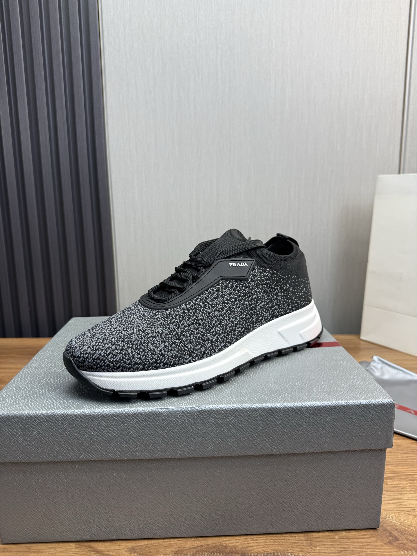 NO:272405,【PRADA Prada】 Men's shoes counter hit, official website synchronization, 1 high-quality shipment original fly woven cowhide   cowhide inner lining, original original bottom, 38-45 (45 custom made without return or exchange), prada, prada, cowhide19860909【PRADA普拉达】男鞋专柜爆款,官网同步,1高品质出货原版飞织牛皮 牛皮内里, ,原厂原版底,38-45（45定做不退换）,,prada,prada,cowhide,Men's shoes