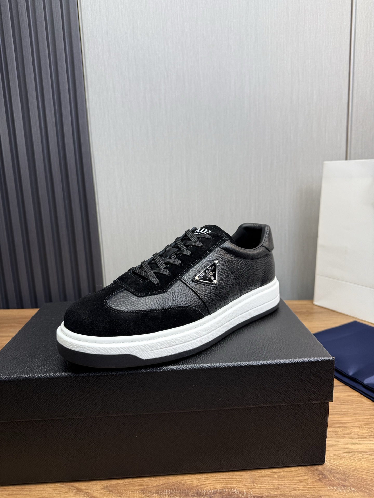 NO:271628,【PRADA】Prada. The official website is coming, the counter is released at 1:1 in a simultaneous original configuration, imported original cowhide splicing and imported mesh cloth, classic layout sports master, imported water-dyed cowhide inner pad, original sole factory special original sole is super comfortable, high quality, can enter and exit the counter at will, welcome to compare the counter synchronous number, 38–44 (38.45 customized),, prada, prada, cowhide19860909【PRADA】普拉达.官网新品来袭,专柜同步1:1发售原厂配置,进口原版牛皮拼接进口网布,经典版面运动潮达人,进口水染牛皮里垫,鞋底原厂特供原版底超级舒适,高品质,可随意进出专柜,欢迎对比专柜同步,码数38–44（38.45 订做）,,prada,prada,cowhide,Men's shoes