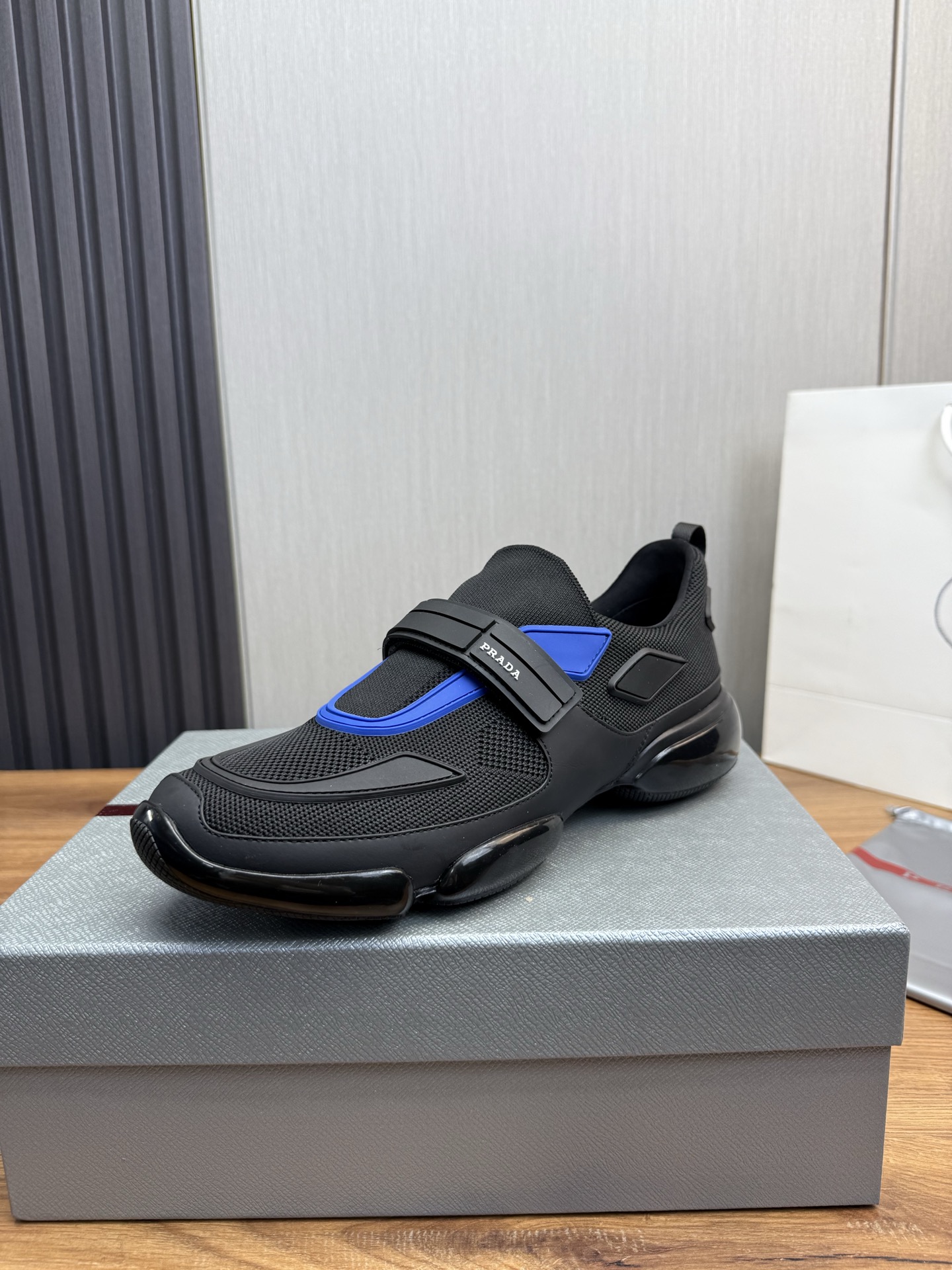 NO:280602,【PRAD* Prada】Common hot men's shoes, 1:1 made on the official website, high-quality shipment imported flying woven rubber splicing, cowhide Neli original factory special original bottom, 38-45 (45 custom made, one size larger),, prada, prada, cowhide19860909【PRAD*普拉达】专柜爆款男鞋,官网1:1制作,高品质出货进口飞织胶料拼接,牛皮内里原厂特供原版底,38-45 (45订做,偏大一码）,,prada,prada,cowhide,Men's shoes