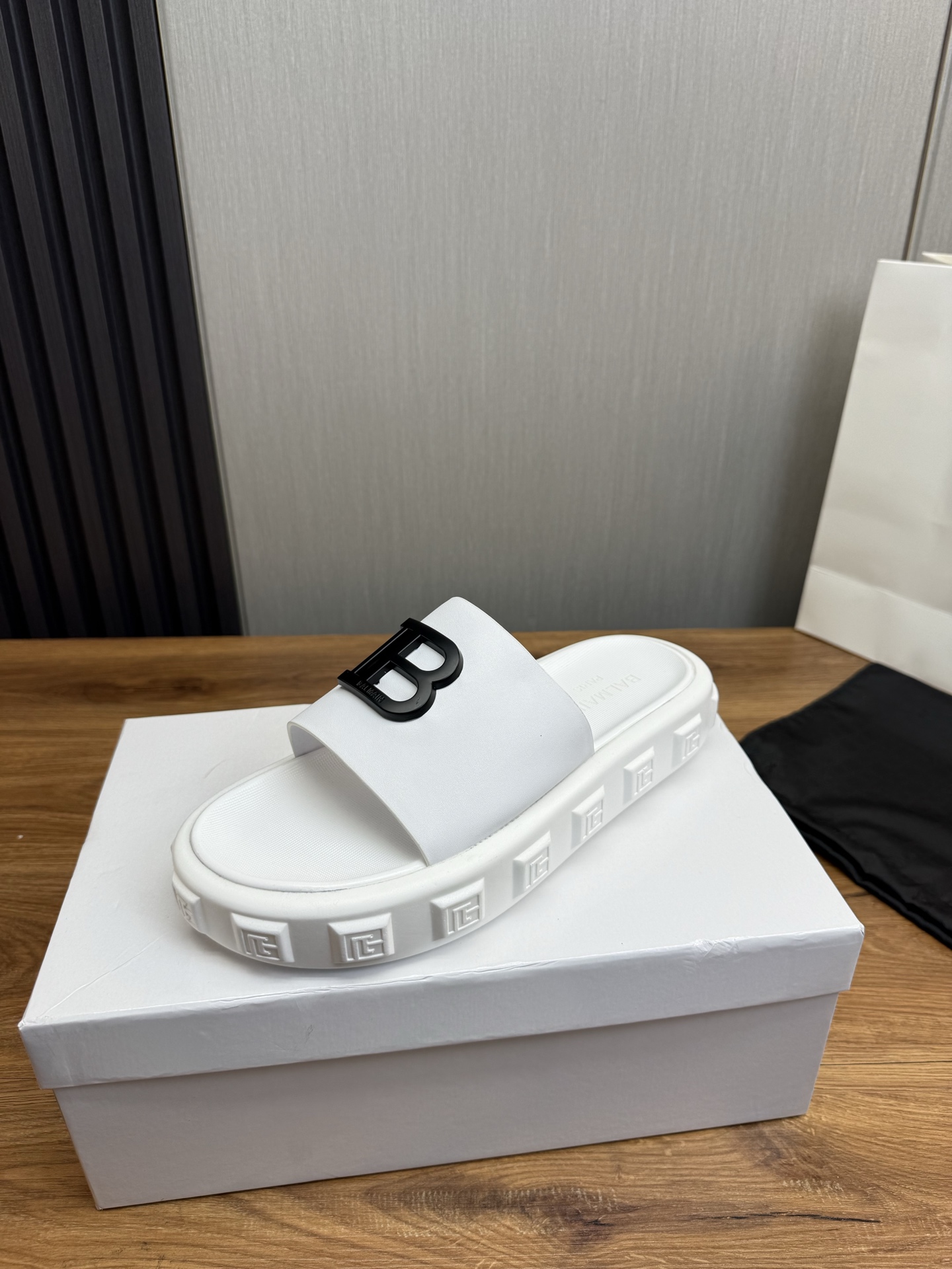 NO:272409,Balmain Men's Slippers Official Website One-to-One Made 38-45 Size 45 46 Custom made!  All genuine leather slippers, cowhide embossed face, inner sheepskin original outsole, balmain, slippers, cowhide, sheepskin19860909巴尔曼.男拖鞋官网一比一制作 38-45码 45 46 订做！全真皮拖鞋 面牛皮压花,内里羊皮原版大底,,balmain,slippers,cowhide,sheepskin,Men's shoes