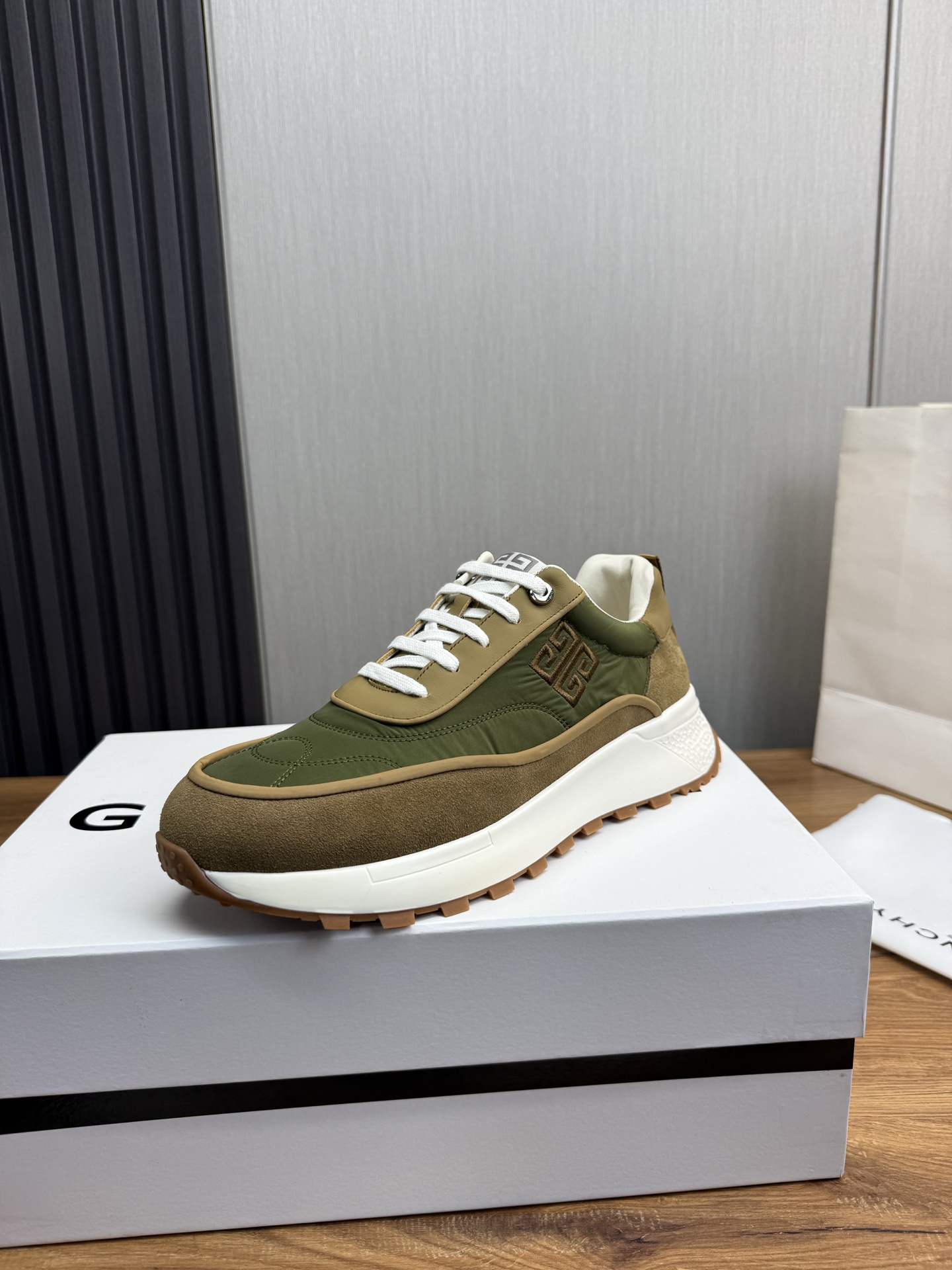 NO:273489,Gv *y~ Brand new Givenchy.GIV 1 men's thick-soled high-heightened casual sneakers, high-quality calfskin upper, handsome and stylish on the feet, 5CM heightened, enhance aura, contrasting color splicing design of the shoe body, decorated with 4G LOGO logo and three-dimensional GIVENCHY logo. Lightweight sole, light and comfortable feet!  Size39-44 (38, 45 customized), given , given , given , given , sneakers, cowhide19860909Gv *y～全新 纪梵希.GIV 1男士厚底增高休闲运动鞋,鞋面高品质小牛皮打造,上脚效果帅气有型,增高5CM,提升气场,鞋身撞色拼接设计,饰有4G LOGO标志和立体GIVENCHY标志.轻质大底,脚感轻便舒适！ Size39-44（38、45订做）,,givenchy,givenchy,sneakers,cowhide,Men's shoes