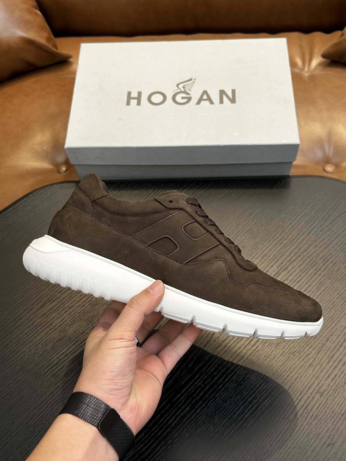 NO:273029,HOGAN H526 series sports Hi logo shoes interpret the sports trend with a new design. The upper is soft to wrap the feet. The smooth lines are incorporated into sports elements. The side trim is lightly slanted H letters. The lp and Tpu lightweight sole is interlaced with stripes. The design makes it lighter and more sporty. Imported calfskin fabric. The inner foot pad is full cowhide. IP foamed sole. Light and comfortable. Size 39 40 41 42 43 44 standard leather shoes sizes, hogan, loro piana, cowhide19860909HOGAN霍根H526系列运动Hi logo板鞋 以设计新意演绎运动风潮 鞋面柔软包裹双脚 流畅线条融入运动元素,侧边饰轻斜H字母,lp加Tpu轻质鞋底交错条纹设计更显轻盈运动活力 面料进口小牛皮 内里垫脚全牛皮 IP发泡大底 轻便舒适 码数 39 40 41 42 43 44标准皮鞋尺码,,hogan,loro piana,cowhide,Men's shoes