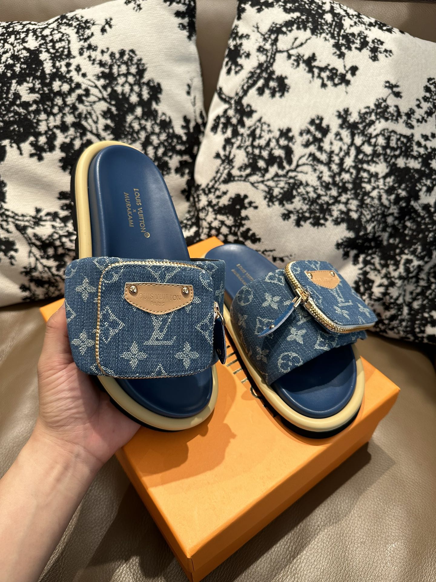 NO:273540,Lv new small schoolbag four colors, couple model size 35-45, louis vuitton19860909Lv新款小书包四色,情侣款35-45码,,louis vuitton,Men's shoes