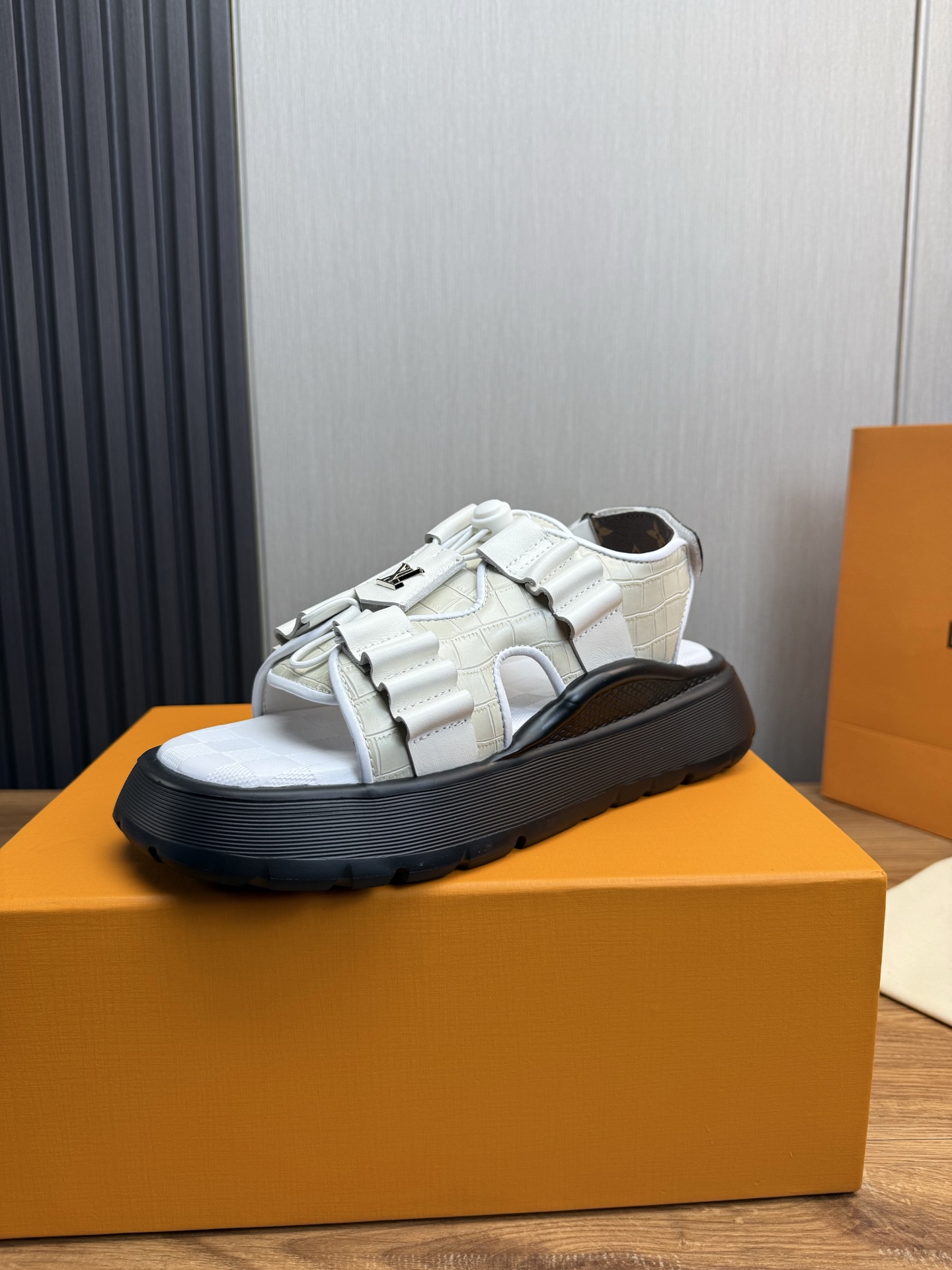 NO:273522,Lv men's slippers official website one-to-one production 38-45 sizes 45 46 customized!  All genuine leather slippers, cowhide, inner sheepskin original outsole, louis vuitton, slippers, cowhide, sheepskin19860909Lv男拖鞋官网一比一制作 38-45码 45 46 订做！全真皮拖鞋 面牛皮,内里羊皮原版大底,,louis vuitton,slippers,cowhide,sheepskin,Men's shoes