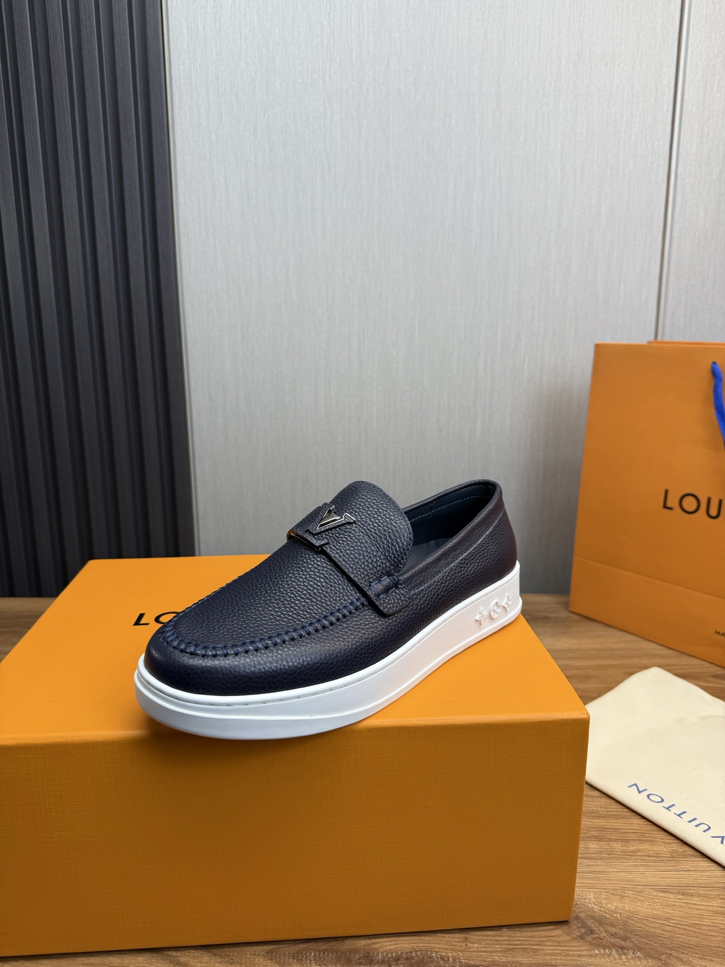 NO:273525,LOUIS VUITTON [Luden Yiwei] new trendy Lv is on the market, casual and fashionable men's shoes are shipped 1:1. The upper is made of imported brand leather   cowhide inner lining, original wear-resistant rubber outsole, simple and atmospheric, exclusive to trendy men. 38-45 (customized for 38.45),,louis vuitton,louis vuitton,cowhide19860909LOUIS VUITTON【路登易威】全新潮款Lv上市,休闲时尚男鞋原版1:1出货 鞋面采用进口品牌皮料 牛皮内里,原版耐磨橡胶大底,版型简洁大气,潮男专属.38-45（38.45订做）,,louis vuitton,louis vuitton,cowhide,Men's shoes