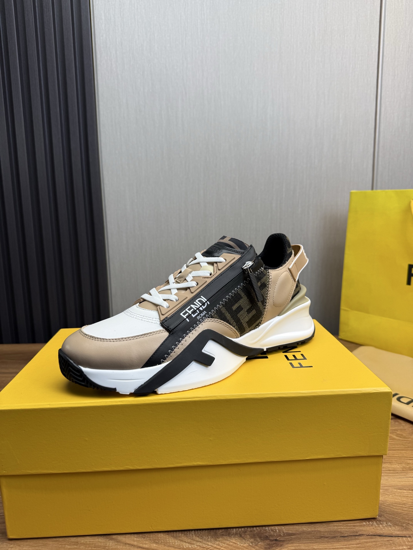 NO:273693,Fendi [Fendi] popular fashion casual men's shoes are made of original cowhide   breathable mesh inner lining   sheepskin footbed. The perfect shape is top quality, you deserve the original outsole, ultra light, non-slip and wear-resistant. Standard size 38-44 (custom made in 45), fendi, fendi, cowhide, sheepskin19860909Fendi【芬迪】爆款上市时尚休闲男鞋采用原版原版牛皮 透气网内里 羊皮垫脚 完美造型顶级品质,你值得拥有原版大底,超轻防滑耐磨 标准尺码38-44（45订做）,,fendi,fendi,cowhide,sheepskin,Men's shoes