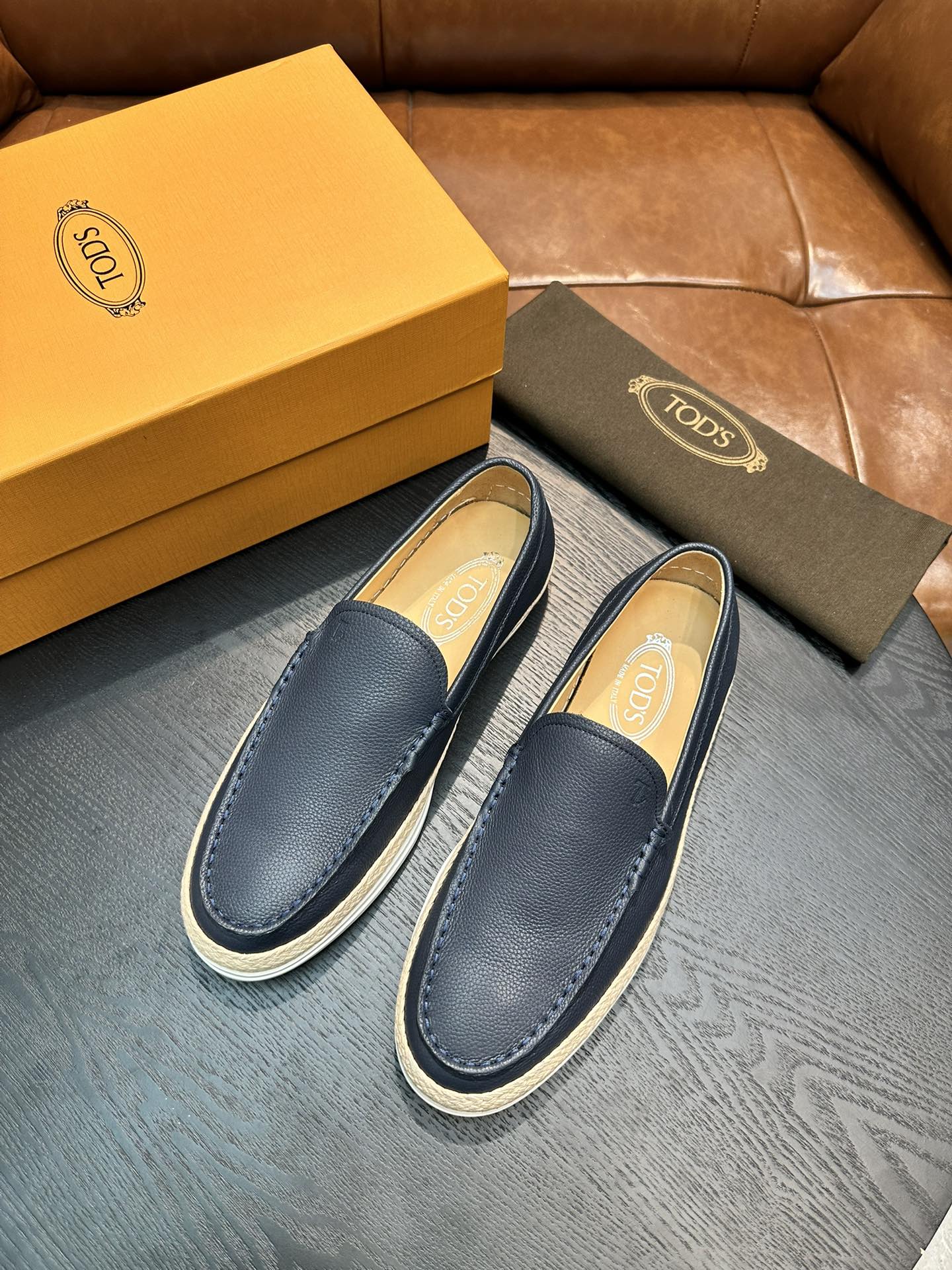 NO:888065,TODS. This loafer is made of suede calfskin with water-dyed calfskin lining. The special rubber bean outsole is equipped with elegant special weaving edging. The upper is embellished with exquisite horizontal strip decoration and Tod's letters, leather insole and removable insole.  Rubber bean non-slip and wear-resistant soles, easy to interpret urban elegance, casual and versatile, evergreen shoe cabinet, worth having. Size 39-45, 38.45.46 customized.,,Tod's,loafers,cowhide19860909TODS.托德斯本款乐福鞋以绒面小牛皮制成,水染牛里,特别的橡胶豆豆外底设有雅致的特殊工艺编织嵌边,鞋面点缀精巧横条装饰和Tod's字母,皮革内底,可拆卸鞋垫,橡胶豆豆防滑耐磨鞋底,轻松演绎都市优雅品味,休闲百搭,鞋柜常青款,值得拥有.码数39-45,38.45.46订做.,,Tod's,loafers,cowhide,Men's shoes