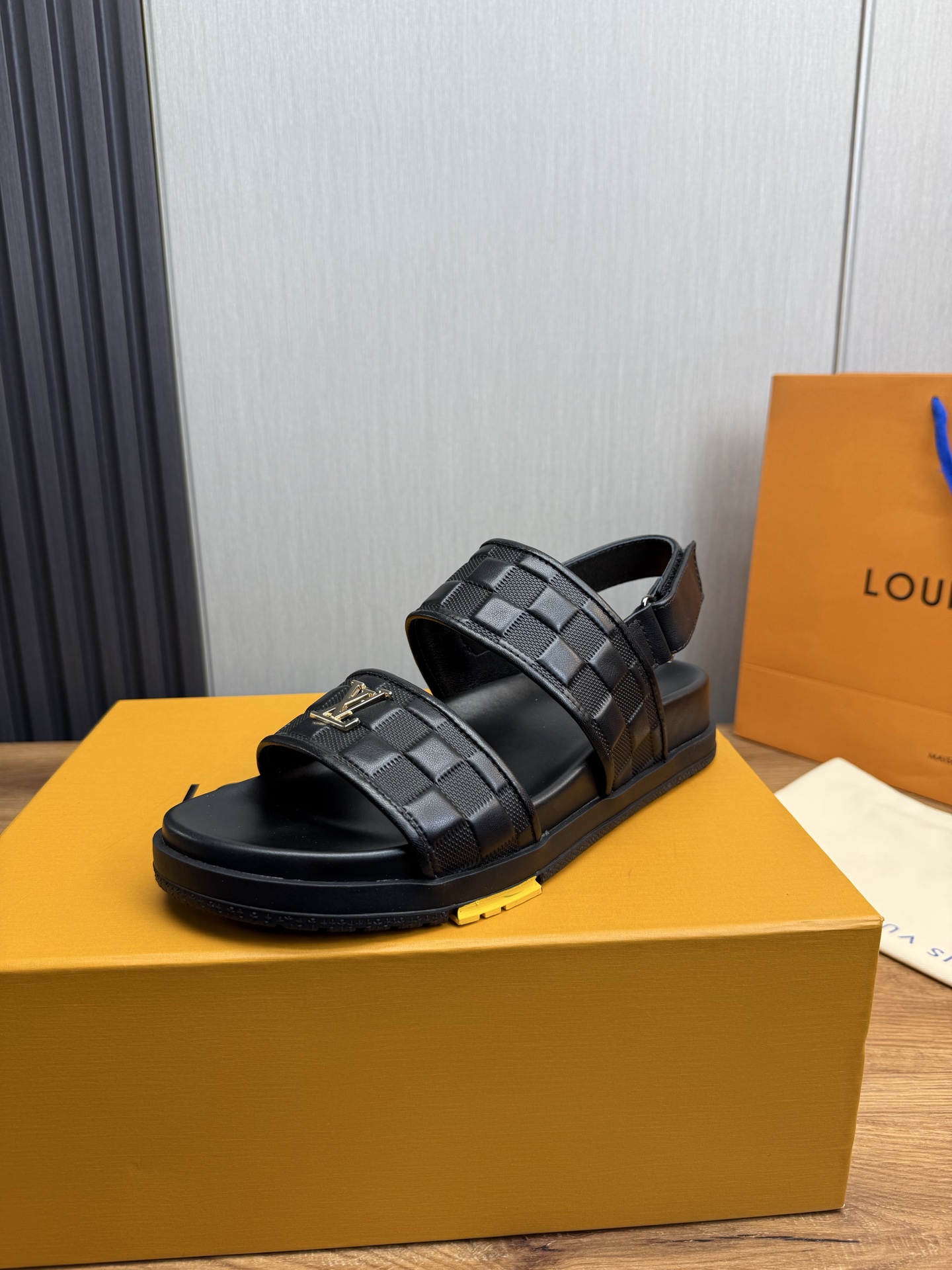 NO:274124,Lv men's slippers official website one-to-one production 38-45 sizes 45 46 customized!  All genuine leather slippers, cowhide embossed face, sheepskin original outsole, louis vuitton, slippers, cowhide, sheepskin19860909Lv男拖鞋官网一比一制作 38-45码 45 46 订做！全真皮拖鞋 面牛皮压花,内里羊皮原版大底,,louis vuitton,slippers,cowhide,sheepskin,Men's shoes