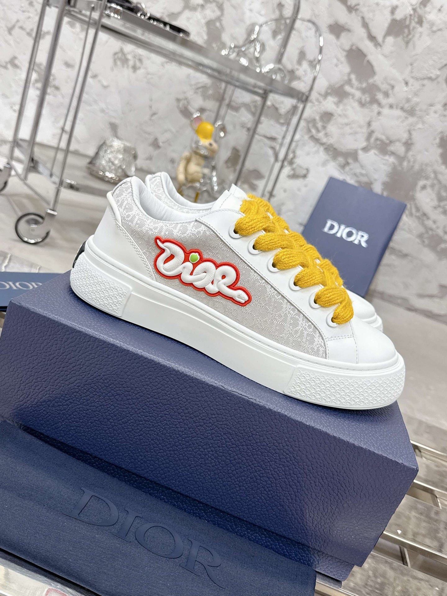 NO:274205,Dior Dior B33 series Latest Snake Year Limited Couple Style Casual Sports Shoes Skateboard Shoes Original Purchase Development Made This B33 sneakers are a new product for fall 2023. They reinterpret classic tennis shoes, and the stylish silhouette highlights the thick feeling. They are carefully crafted from navy blue and white jacquard fabrics, decorated with Oblique prints, suede inserts, and a unique padded tongue with Dior embossed logo, paired with navy blue mohair wide laces and matte tone finish brass eyelets. White Dior Oblique patterned rubber sole, and the back is decorated with a contrasting Dior 30 Avenue Montaigne logo to enhance the style. It can add a stylish temperament to the casual look. The delivery counter is exquisitely packaged  Original custom fabric Oblique presbyopia   cowhide Inner original custom sheepskin   breathable mesh Sole original open mold anti-slip TPU material Sole thickness 4CM Size: Women's model 35-41 / Men's model 39-46 (Female 40.41 Men's model 38.45.46 Custom made),,dior,dior,sneakers,cowhide,sheepskin19860909迪奥Dior B33系列 最新蛇年限定 情侣款 休闲 运动鞋 滑板鞋 原版购入开发 做货 这款 B33 运动鞋是二零二三秋季新品,重新诠释经典的网球鞋,时尚的廓形突显厚实感.采用海军蓝色和白色提花面料精心制作,饰以 Oblique 印花,搭配绒面革镶片,别具一格的加垫鞋舌点缀以 Dior 压花标志,搭配海军蓝色马海毛宽鞋带和哑光同色调饰面黄铜孔眼.白色 Dior Oblique 图案橡胶鞋底,后侧饰以对比鲜明的 Dior 30 Avenue Montaigne 标志提升格调.可为休闲造型增添时尚气质 配送专柜精美包装 面料原版定制Oblique老花 牛皮 内里原版定制羊皮 透气网里 鞋底原版开模防滑TPU材质 底厚4CM Size:女款35-41 / 男款39-46 （女40.41 男38.45.46订做）,,dior,dior,sneakers,cowhide,sheepskin,Men's shoes