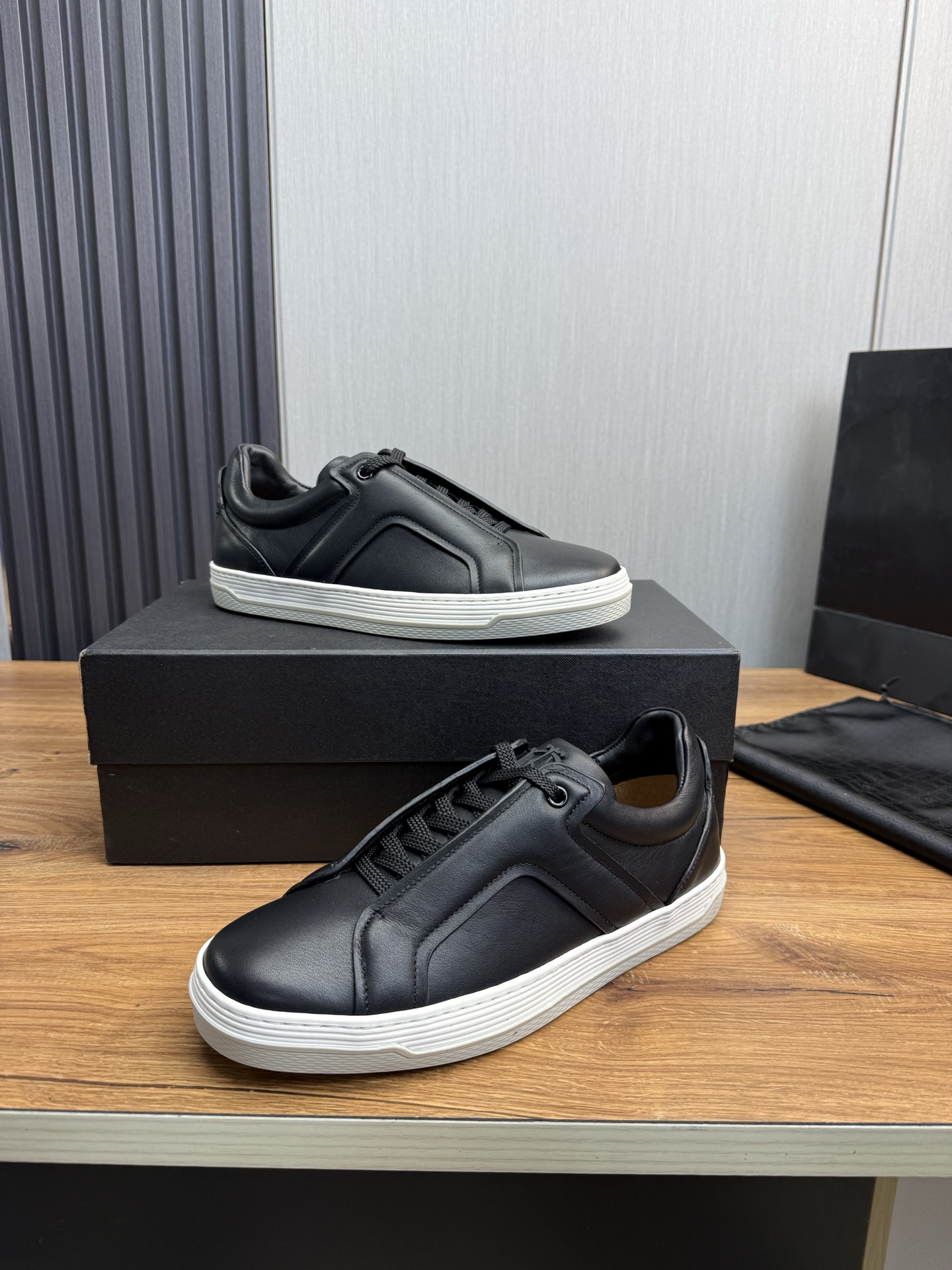 Dunhill Men's Fashion Sneakers - Black Leather, Lightweight & Breathable 5 i1742497263577 8671 0 7