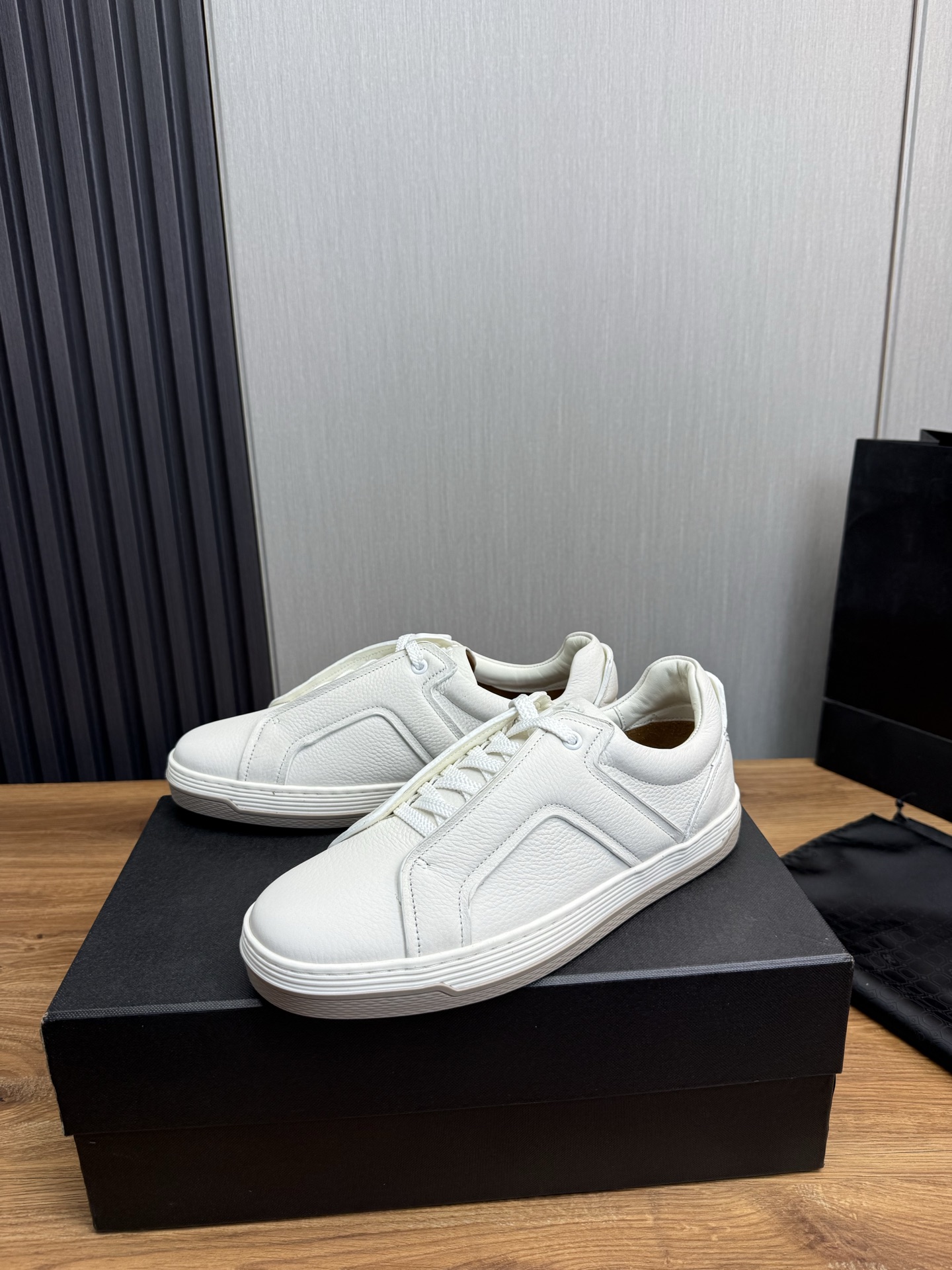 Dunhill Men's White Leather Casual Sneakers - Lightweight & Breathable 4 i1742497808107 5407 0 4
