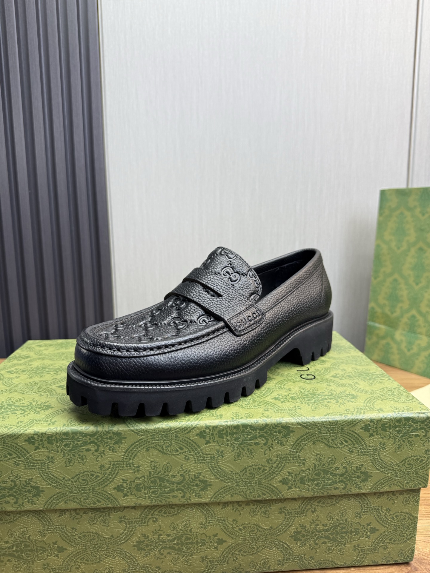 NO:274660,ＧＵＣＣＩ. Guqi—men’s business and casual leather shoes, top cow goods. 1:1 shipment luxury and noble all use imported original brand fabrics, just to create a more comfortable wearing experience. The upper is imported beaded cowhide, cowhide top imported water dye all cowli, original foaming wear-resistant and non-slip sole 8-45 (38.45 no return or exchange), cowhide19860909ＧＵＣＣＩ.古奇—男士商务休闲皮鞋,顶级牛货.1:1出货奢华尊贵全部采用进口原版品牌面料,只为打造更为舒适的穿着体验,鞋面原版进口开边珠牛皮,牛皮顶级进口水染全牛里,原版发泡耐磨防滑大底8-45（38.45不退换）,,cowhide,Men's shoes