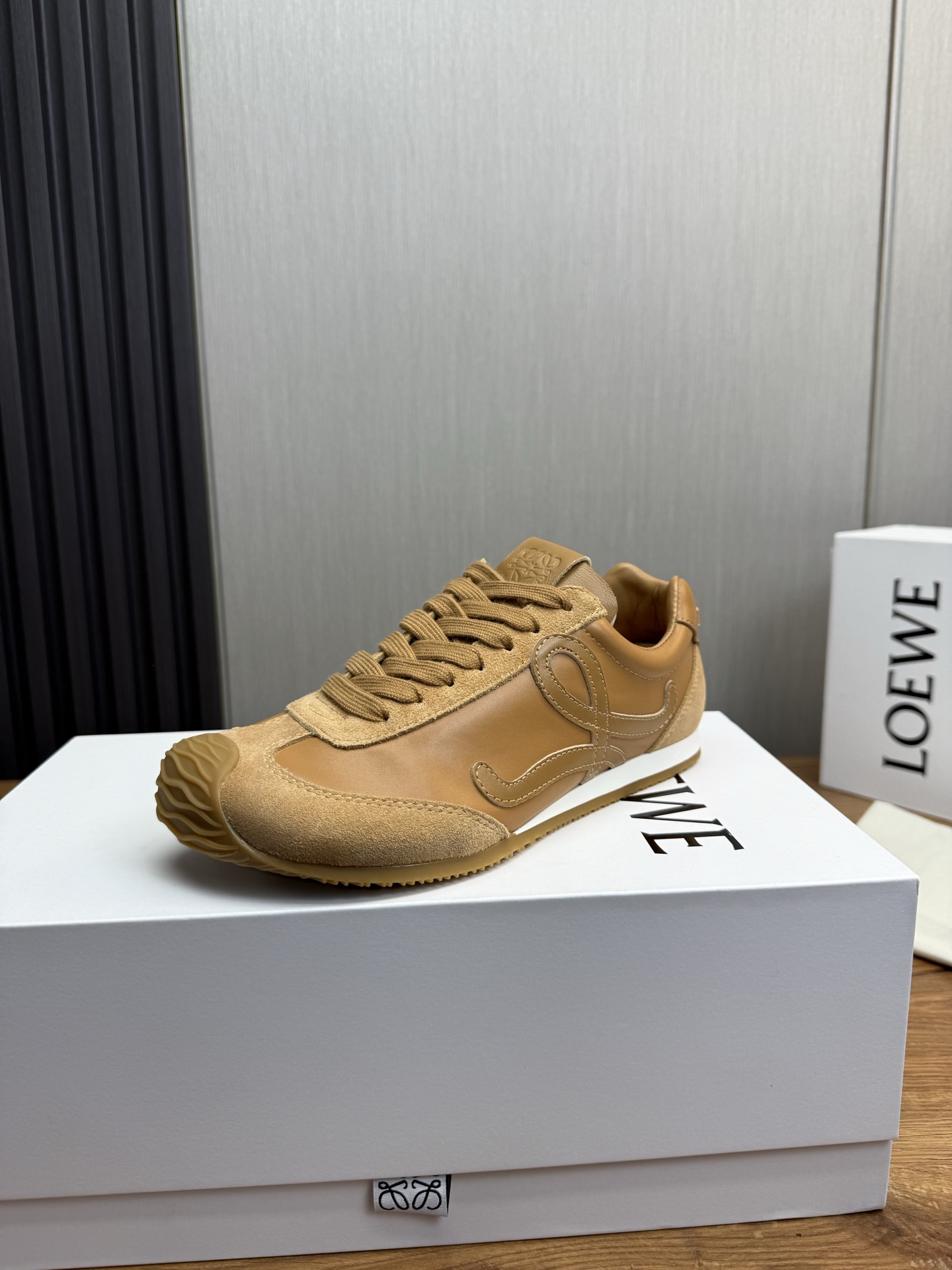 NO:274854,LOEWE 25ss Early Spring Forrest Gump Shoes, Destoring Shoes, Sports Shoes, the fastest purchase of original versions on the entire network, Luo Yiwei color-blocking sports shoes!  The minimalist style is really perfect and versatile!  Just wear it easily and the shoes are very high-end and light!  No pressure to go shopping!  The biggest feature of this shoe is invincible and comfortable to wear, it is light and has no weight-bearing feeling, no running-in period, so comfortable that you feel like you are not wearing shoes, and you are an old friend when you put it on. The upper is frosted cowhide splicing, inner sheepskin TPU combination sole SIZE 35-44,,loewe,loewe,sneakers,cowhide,sheepskin19860909LOEWE 25ss早春阿甘鞋 德训鞋 运动鞋 全网最快购入原版开发 罗意威拼色运动鞋！极简风格真的做到极致、实在太百搭！随便穿搭就可以很高级、鞋子很轻便！逛街暴走无压力！这鞋最大特点上脚无敌舒适、穿起来很轻盈没有负重感,无需磨合期、舒适到让你感觉没穿鞋一样、上脚就是老朋友, 鞋面 磨砂牛皮拼接 内里绵羊皮 TPU组合鞋底 SIZE 35-44,,loewe,loewe,sneakers,cowhide,sheepskin,Men's shoes