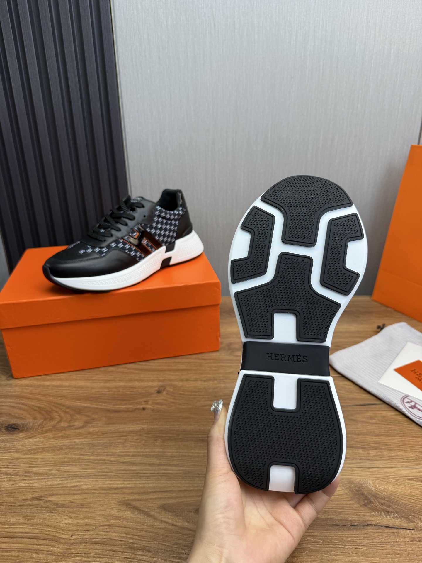 Hermes Men's H-Motif Leather Sneakers - Stylish, Comfortable, and Durable 12 i1743102986089 609 0 10