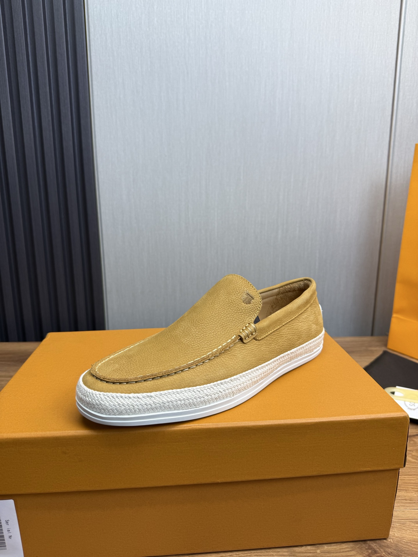 NO:276197,TOD’S/Todds New Men’s Leather Loafers Shipping This loafer is made of velvety soft suede leather and imported grained calfskin. It has an oversized shoe design, which is easy to put on and take off with one foot. It is paired with hand-woven Lafite inlay and rubber beans. Tod’s hot silver letter trademark printed cowhide foot pads and calfskin inner lining, which is light and comfortable to wear on the feet!  Packed with original box!  Size 38-44 (38.45 customized), Tod's, cowhide19860909TOD’S/托德斯 新款男士皮革便鞋出货 本款便鞋以丝绒般柔软的绒面皮革和进口粒面小牛皮制成,超大鞋口设计,一脚蹬穿脱方便,搭配手工编织拉菲草嵌边和橡胶豆豆,Tod‘s 烫银字母商标印花牛皮脚垫、本蒅小牛皮内里,上脚轻便舒适透气！配原盒包装！ 尺码38-44（38.45订做）,,Tod's,cowhide,Men's shoes