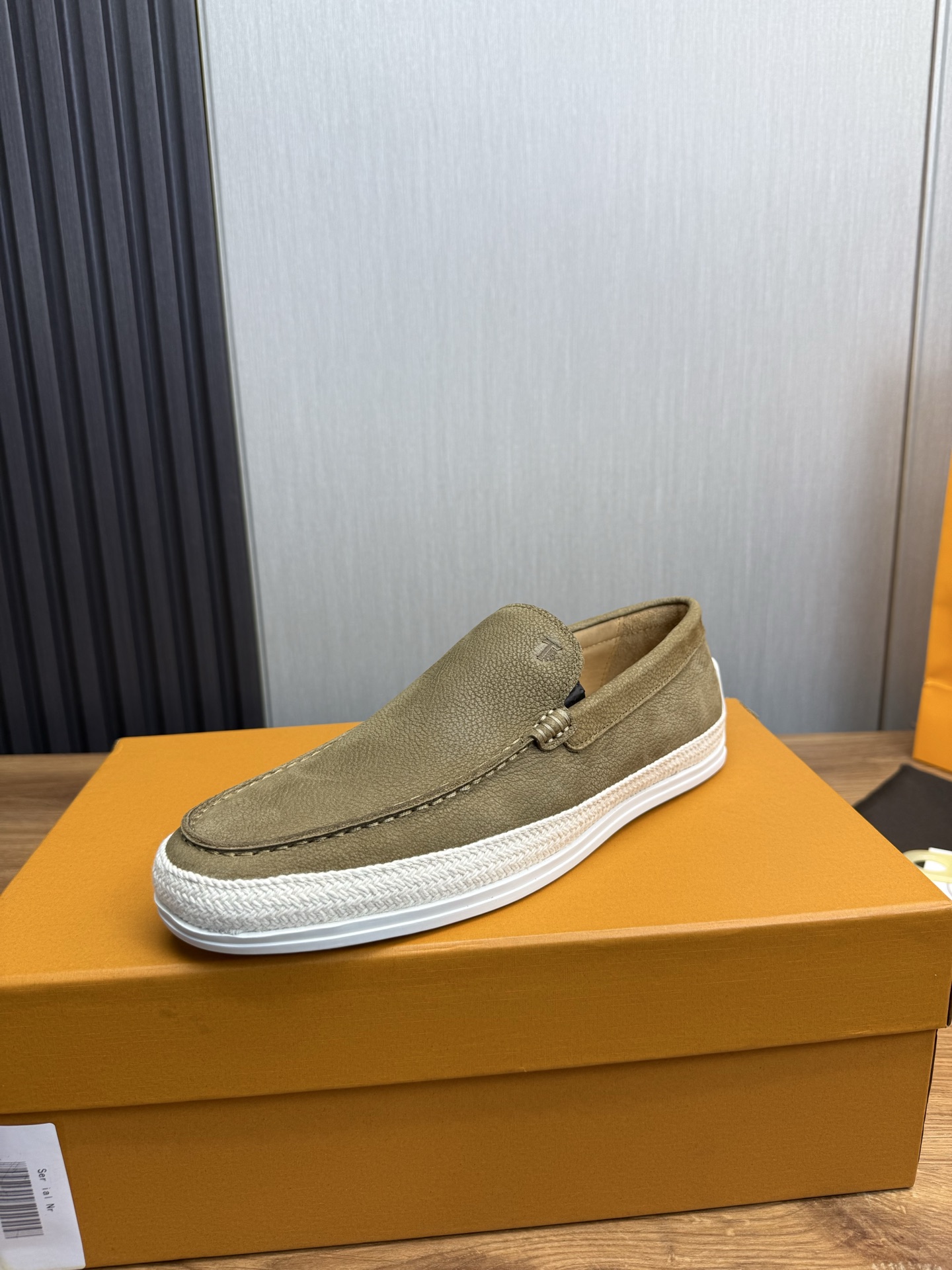 NO:276098,TOD’S/Todds New Men’s Leather Loafers Shipping This loafer is made of velvety soft suede leather and imported grained calfskin. It has an oversized shoe design, which is easy to put on and take off with one foot. It is paired with hand-woven Lafite inlay and rubber beans. Tod’s hot silver letter trademark printed cowhide foot pads and calfskin inner lining, which is light and comfortable to wear on the feet!  Packed with original box!  Size 38-44 (38.45 customized), Tod's, cowhide19860909TOD’S/托德斯 新款男士皮革便鞋出货 本款便鞋以丝绒般柔软的绒面皮革和进口粒面小牛皮制成,超大鞋口设计,一脚蹬穿脱方便,搭配手工编织拉菲草嵌边和橡胶豆豆,Tod‘s 烫银字母商标印花牛皮脚垫、本蒅小牛皮内里,上脚轻便舒适透气！配原盒包装！ 尺码38-44（38.45订做）,,Tod's,cowhide,Men's shoes