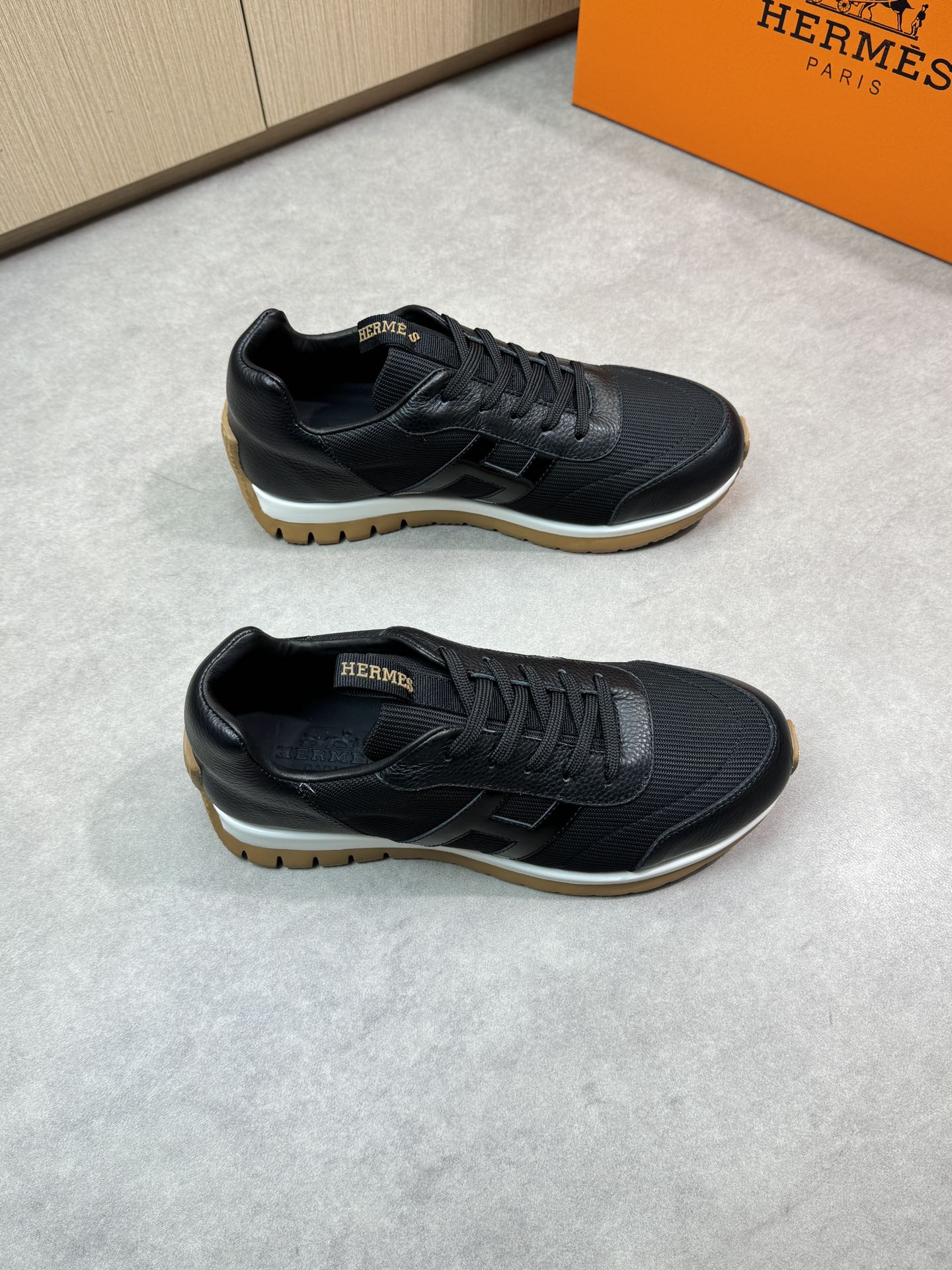 NO:276153,【HERMES】HERMES - High-end quality Original single casual sneakers - upper lying calfskin, brand high mercerized canvas, body stitching H totem, tongue webbing injection molding brand logo - inner water dyed cowhide - outsole ultra-light TPU foam; two-color molded sole - ultra-high quality control, fine workmanship highlighted (high-end, noble, grade) -Size 38-44 (38.45, custom made),, hermes, hermes, sneakers, cowhide19860909【 HERMES】爱马仕 -高端品质 原单休闲运动鞋 -鞋面荔纹小牛皮、品牌高丝光帆布、鞋身车缝H图腾、鞋舌织带注塑品牌logo -内里水染牛皮 -大底超轻TPU发泡；双色成型大底 -超高品控·做工精细凸显(高端·贵气·档次) -Size 38-44（38.45,可订做),,hermes,hermes,sneakers,cowhide,Men's shoes